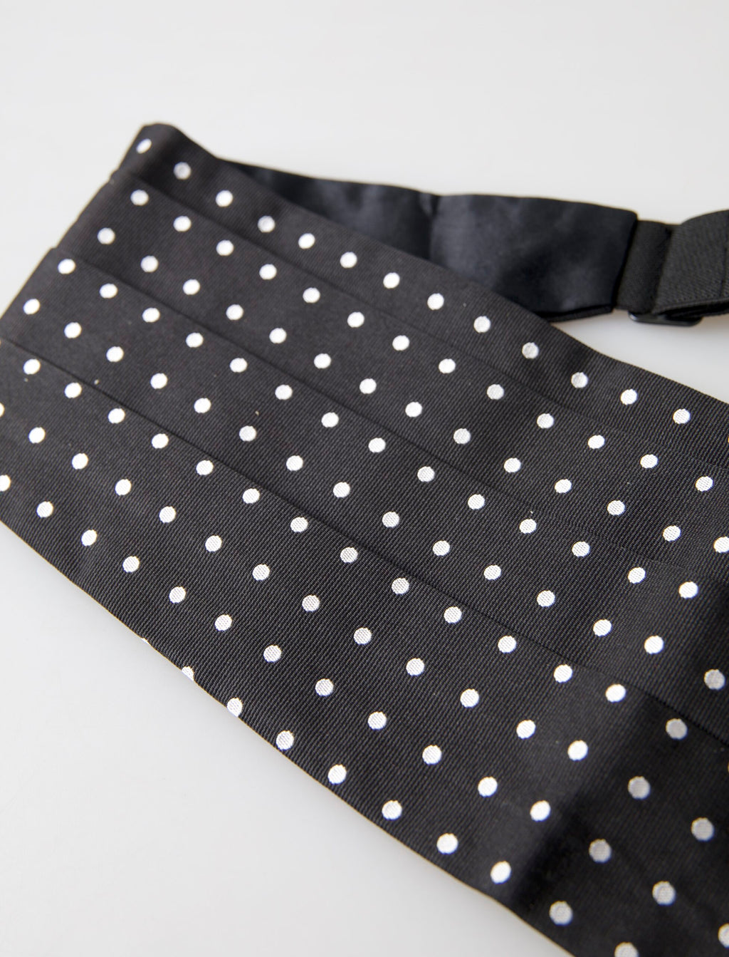 Dolce &amp; Gabbana – Eleganter Kummerbund aus Seide in Schwarz und Weiß mit Punkten