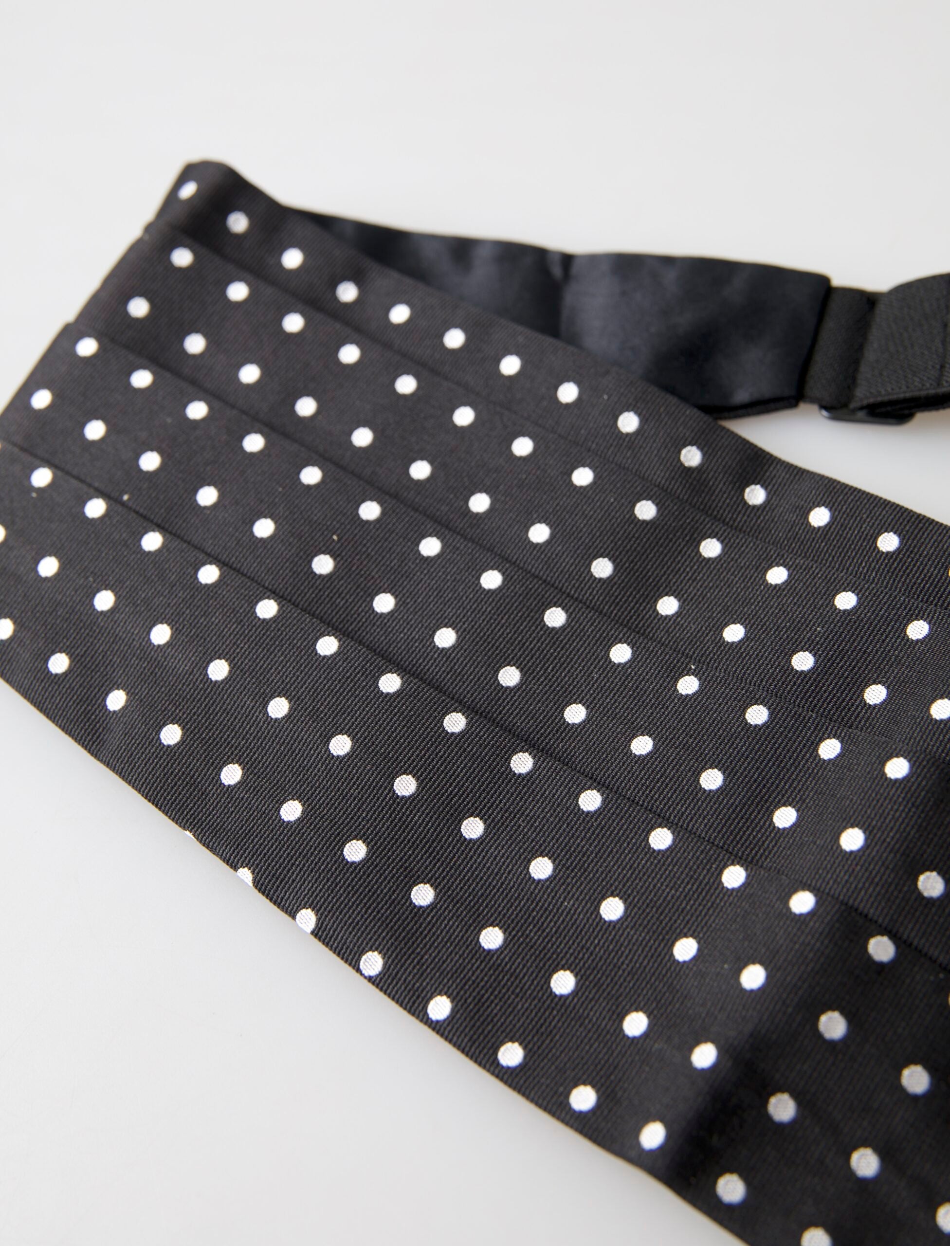 Dolce &amp; Gabbana – Eleganter Kummerbund aus Seide in Schwarz und Weiß mit Punkten