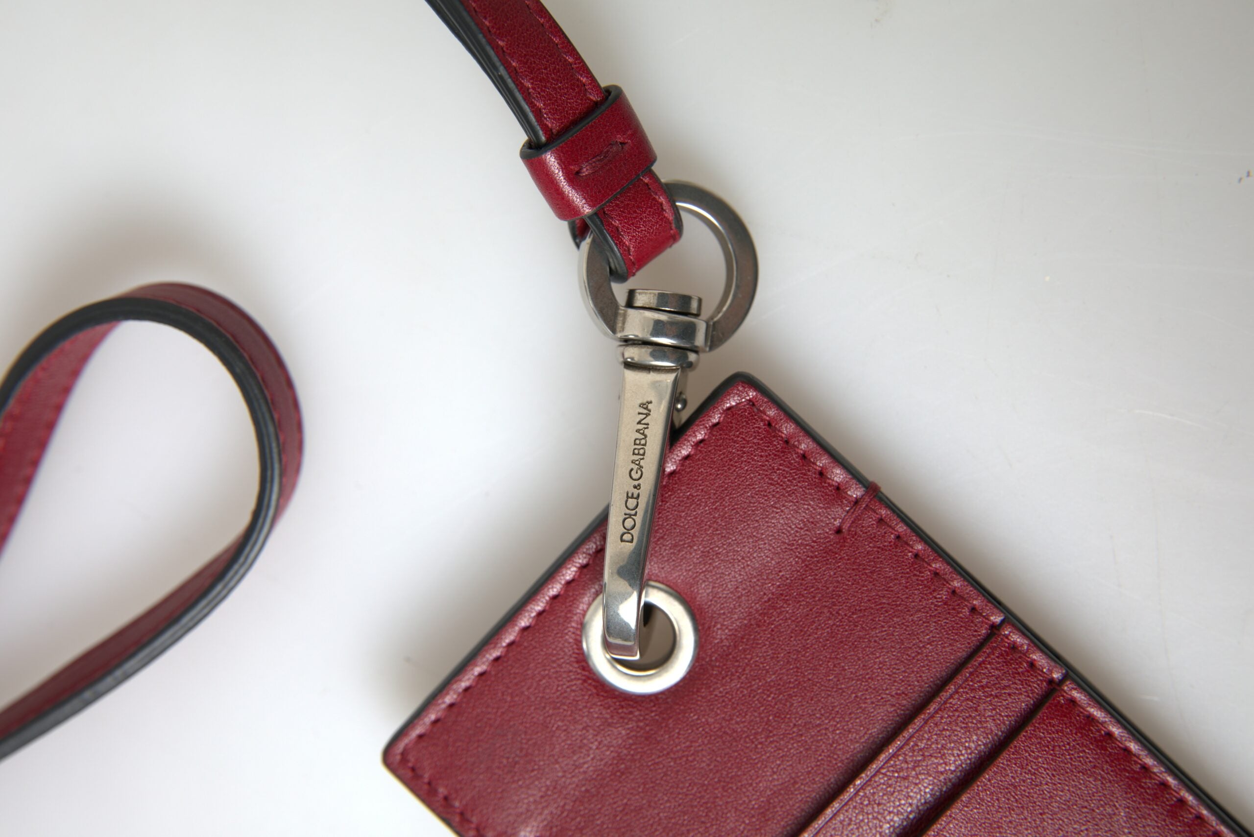 Dolce &amp; Gabbana Elegantes Kartenetui aus rotem Leder mit Schlüsselband