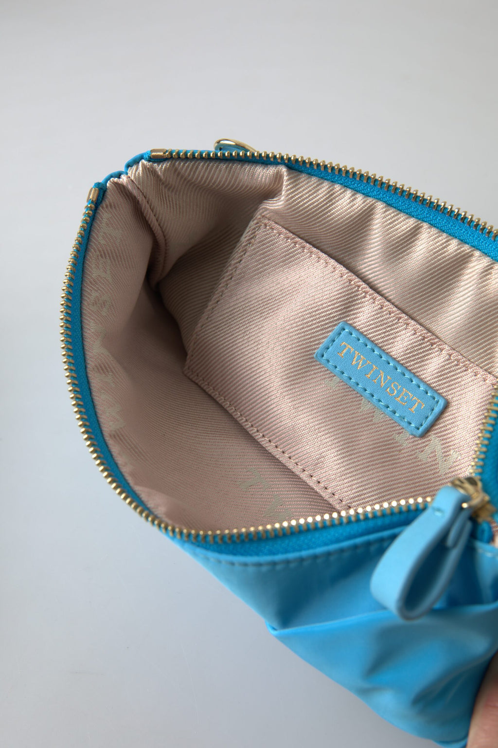 Twinset – Elegante Seidenclutch mit Schleifenakzent