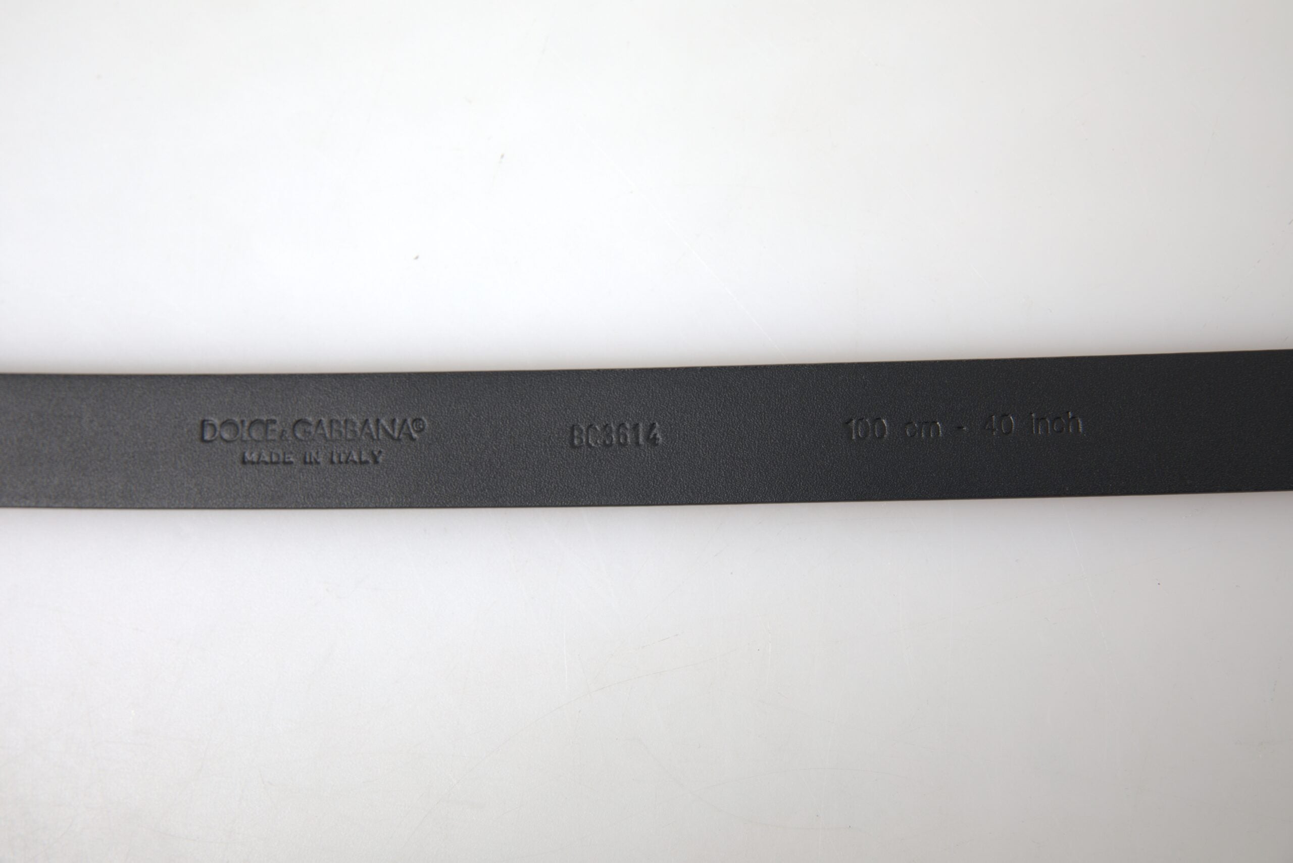 Dolce &amp; Gabbana Eleganter bordeauxfarbener Ledergürtel mit Metallschnalle
