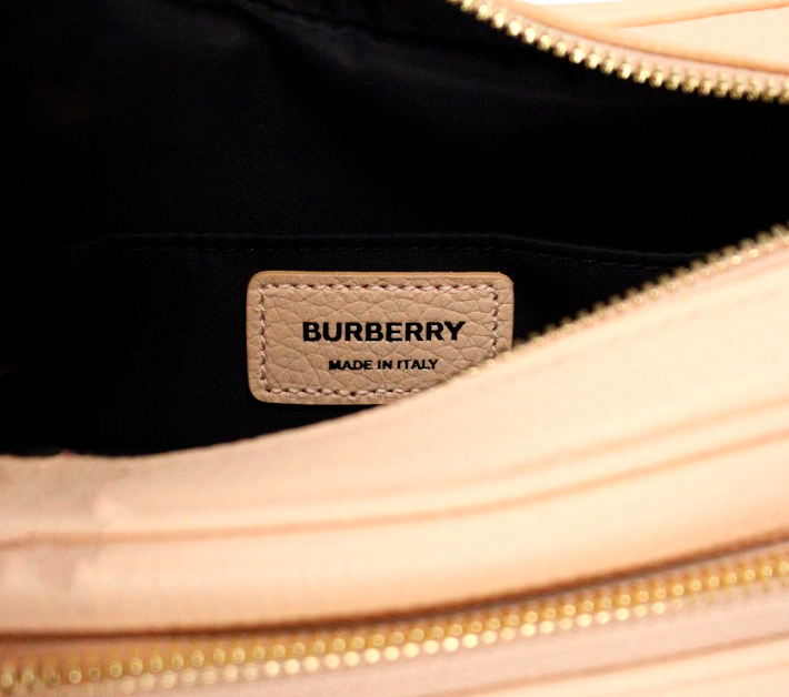 Burberry – Kleine Kamera-Umhängetasche aus genarbtem Leder in Pfirsichrosa