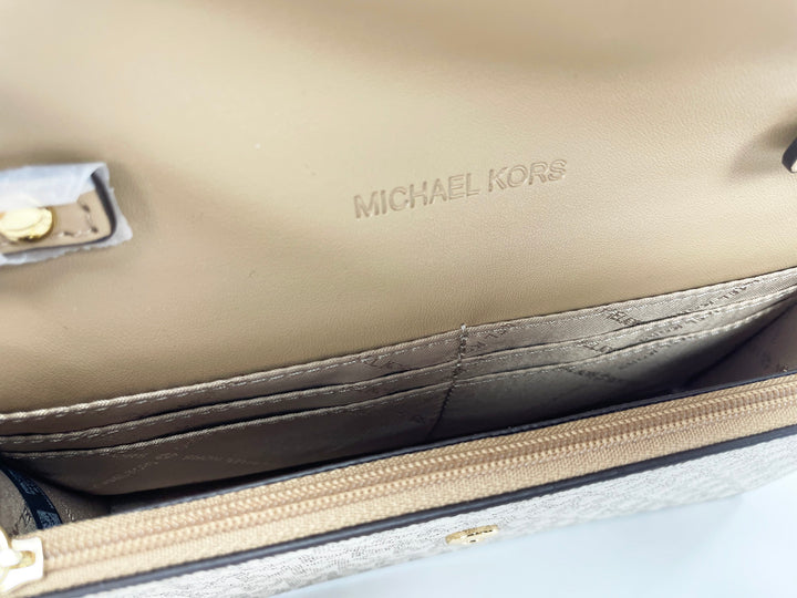 Michael Kors – Jet Set Travel – Kleine Clutch mit Klappe in Hellgold