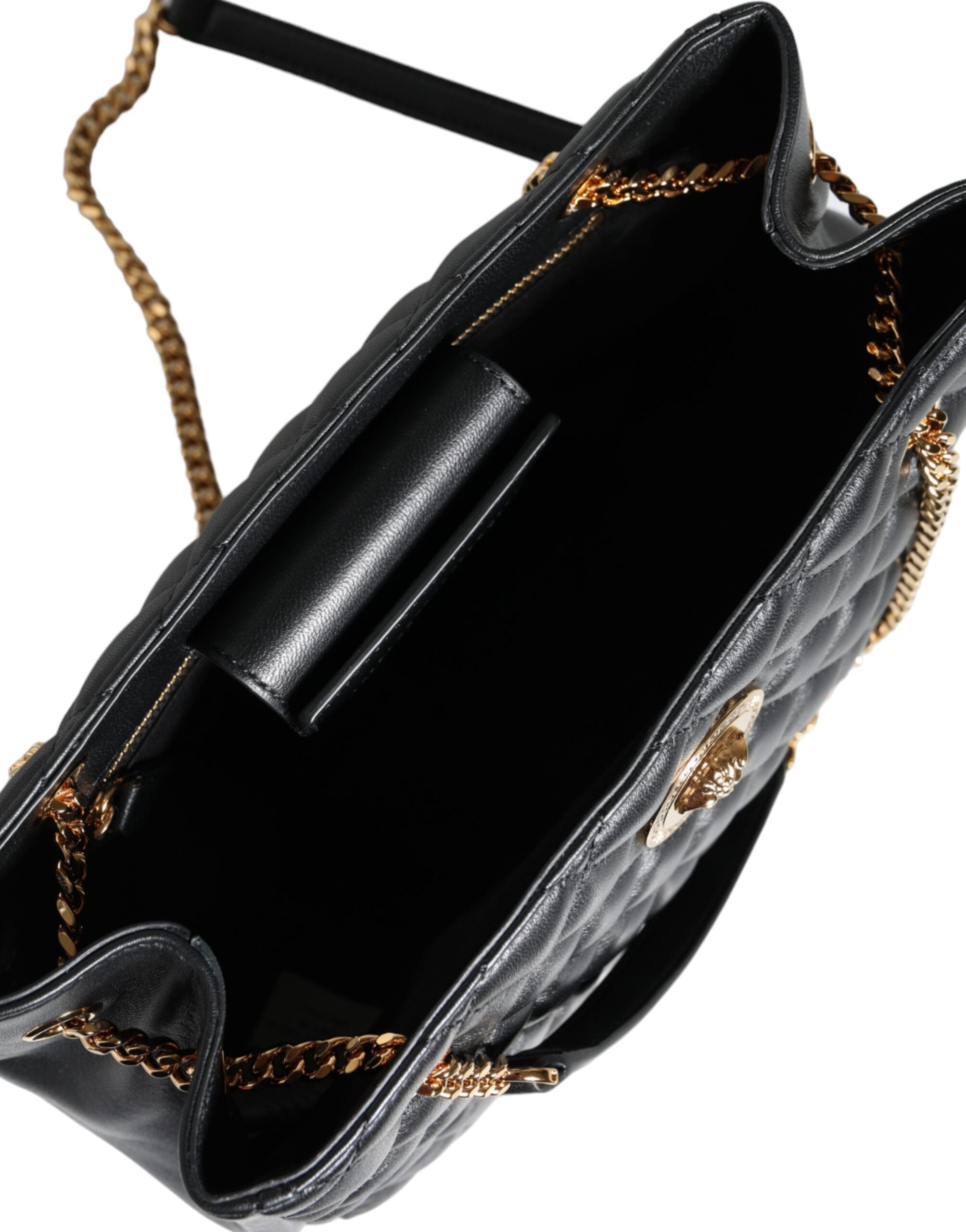Versace – Schultertasche aus gestepptem Nappaleder mit Kettenriemen in Schwarz