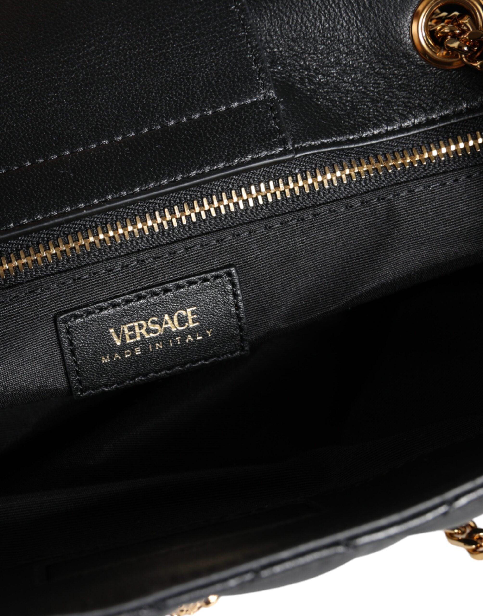 Versace – Schultertasche aus gestepptem Nappaleder mit Kettenriemen in Schwarz