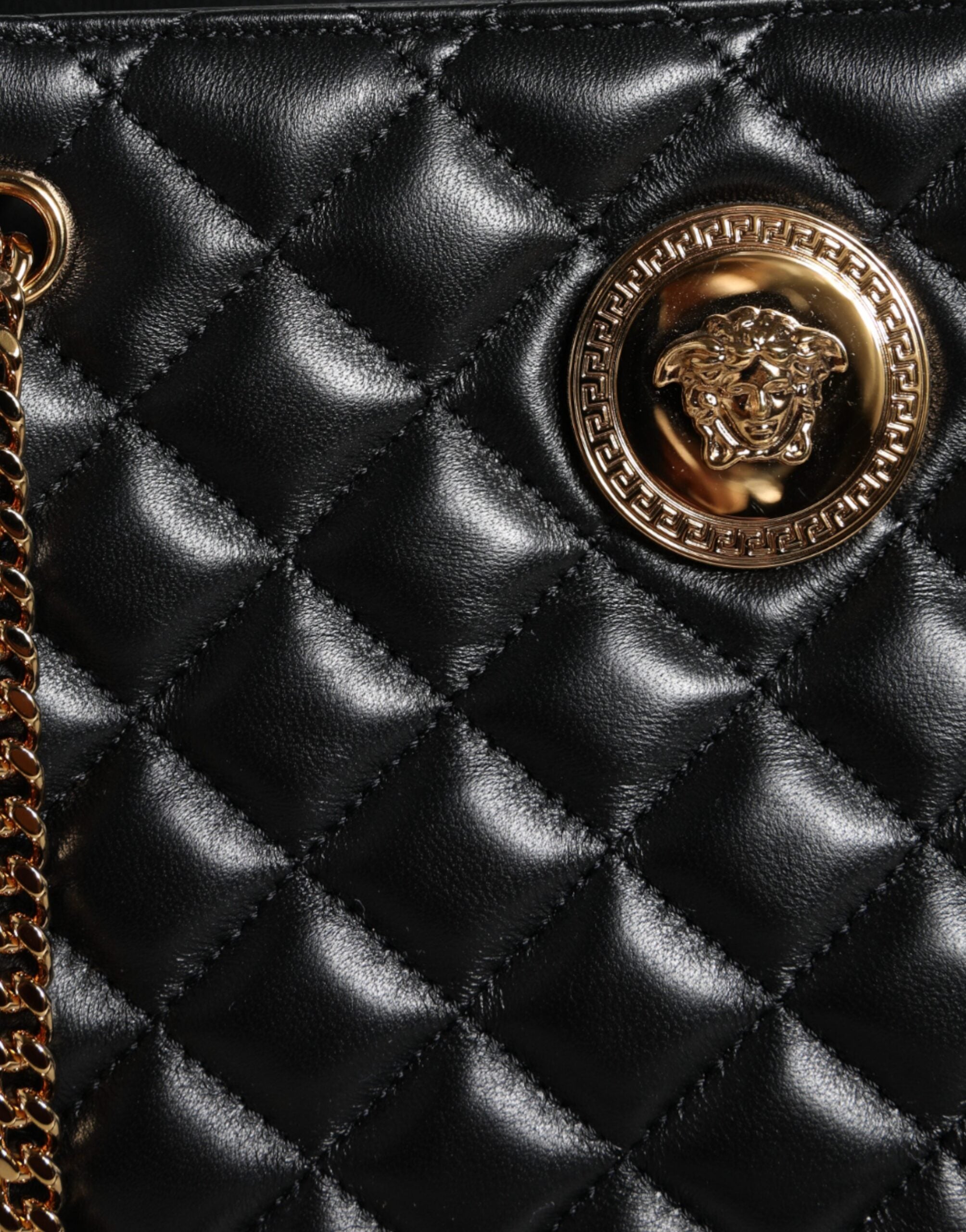 Versace – Schultertasche aus gestepptem Nappaleder mit Kettenriemen in Schwarz