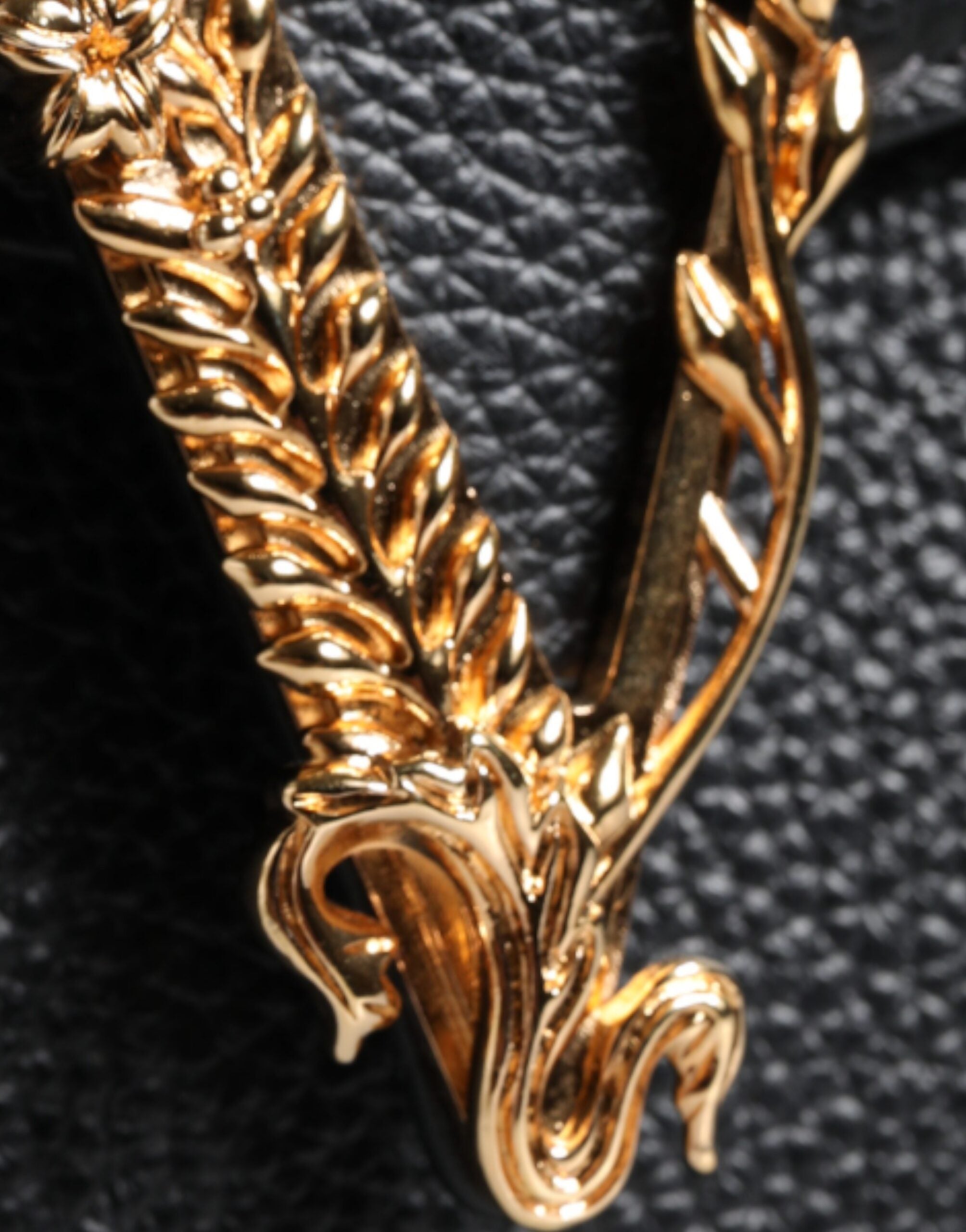 Versace – Umhängetasche aus genarbtem Kalbsleder mit Logo in Schwarz