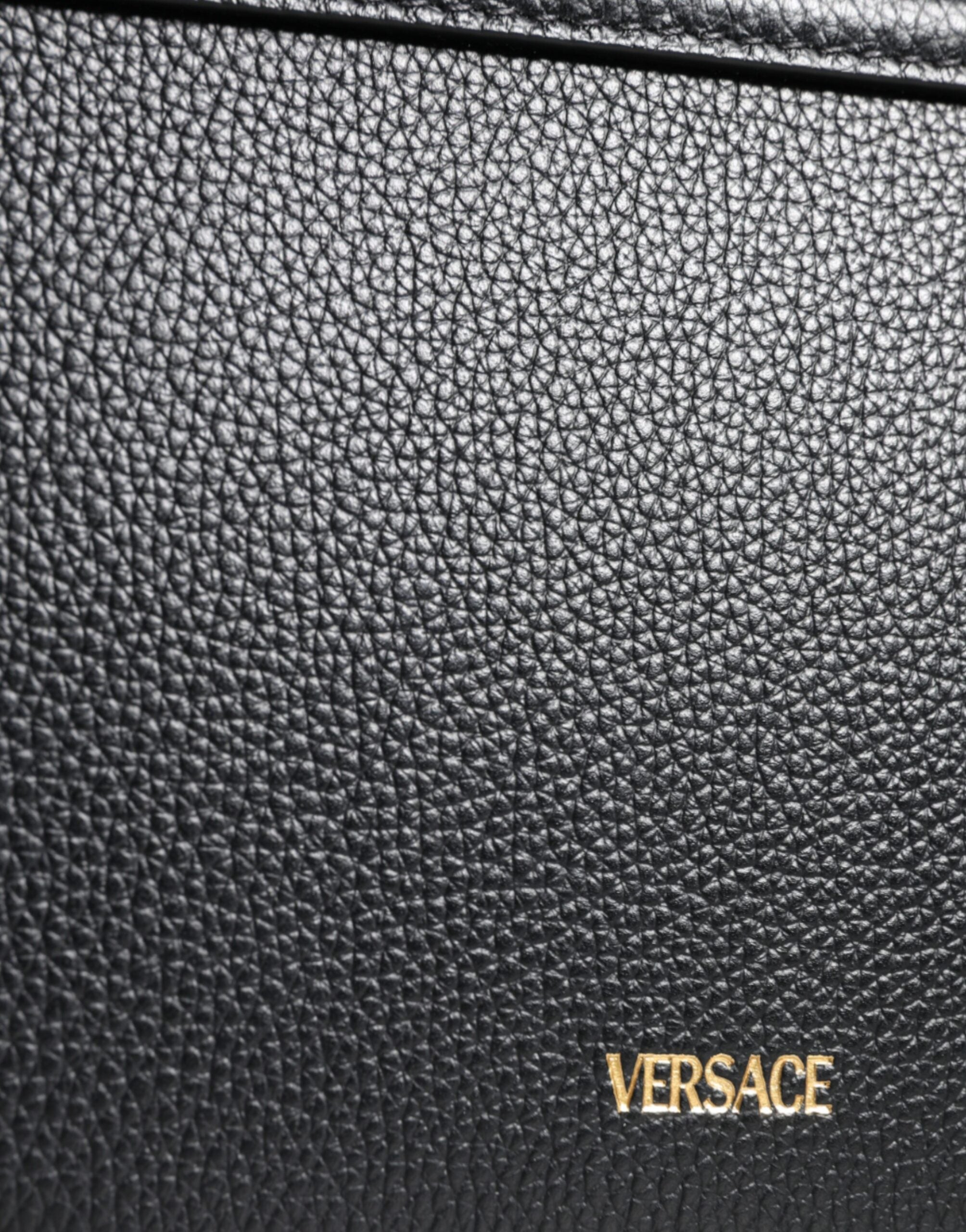 Versace – Umhängetasche aus genarbtem Kalbsleder mit Logo in Schwarz