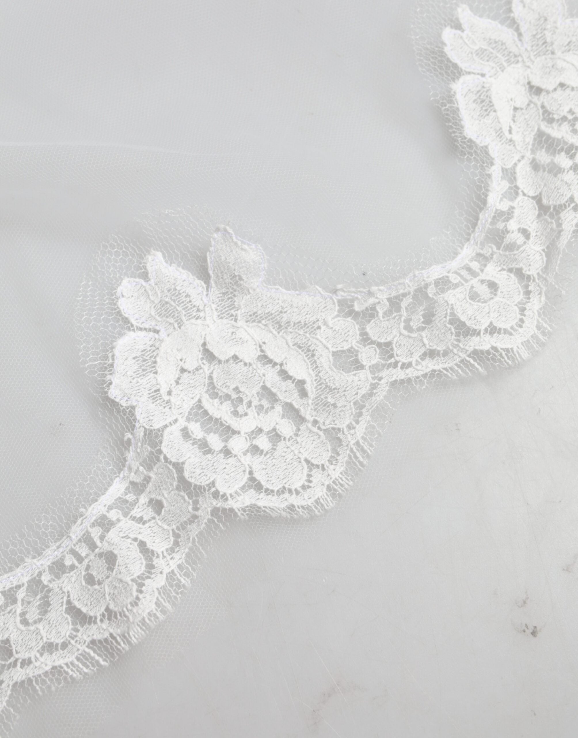 Dolce &amp; Gabbana – Weißer Brautschleier aus floraler Spitze und Nylon in Bodenlänge