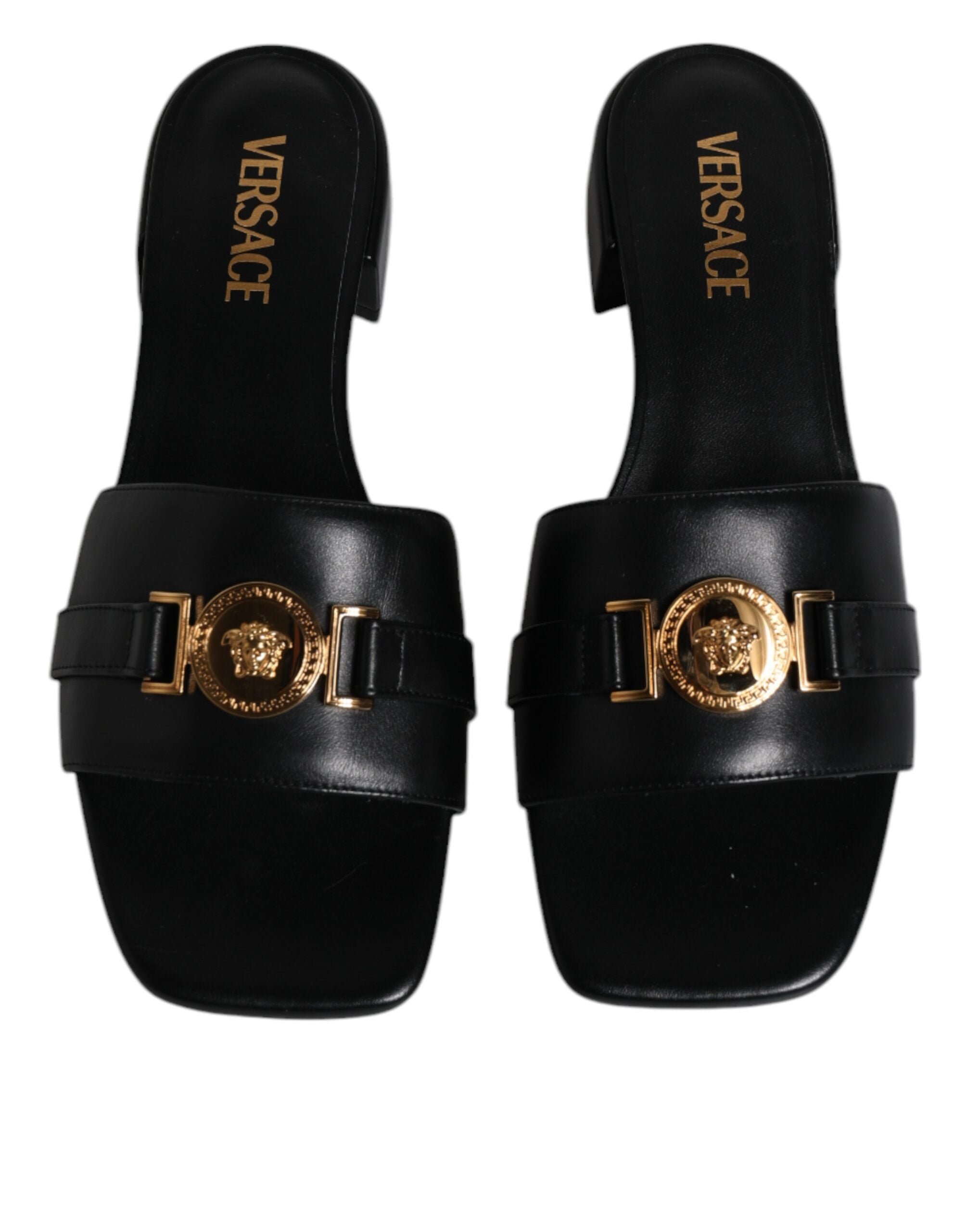 Versace – Schwarze Slipper aus Leder mit Logo-Schild