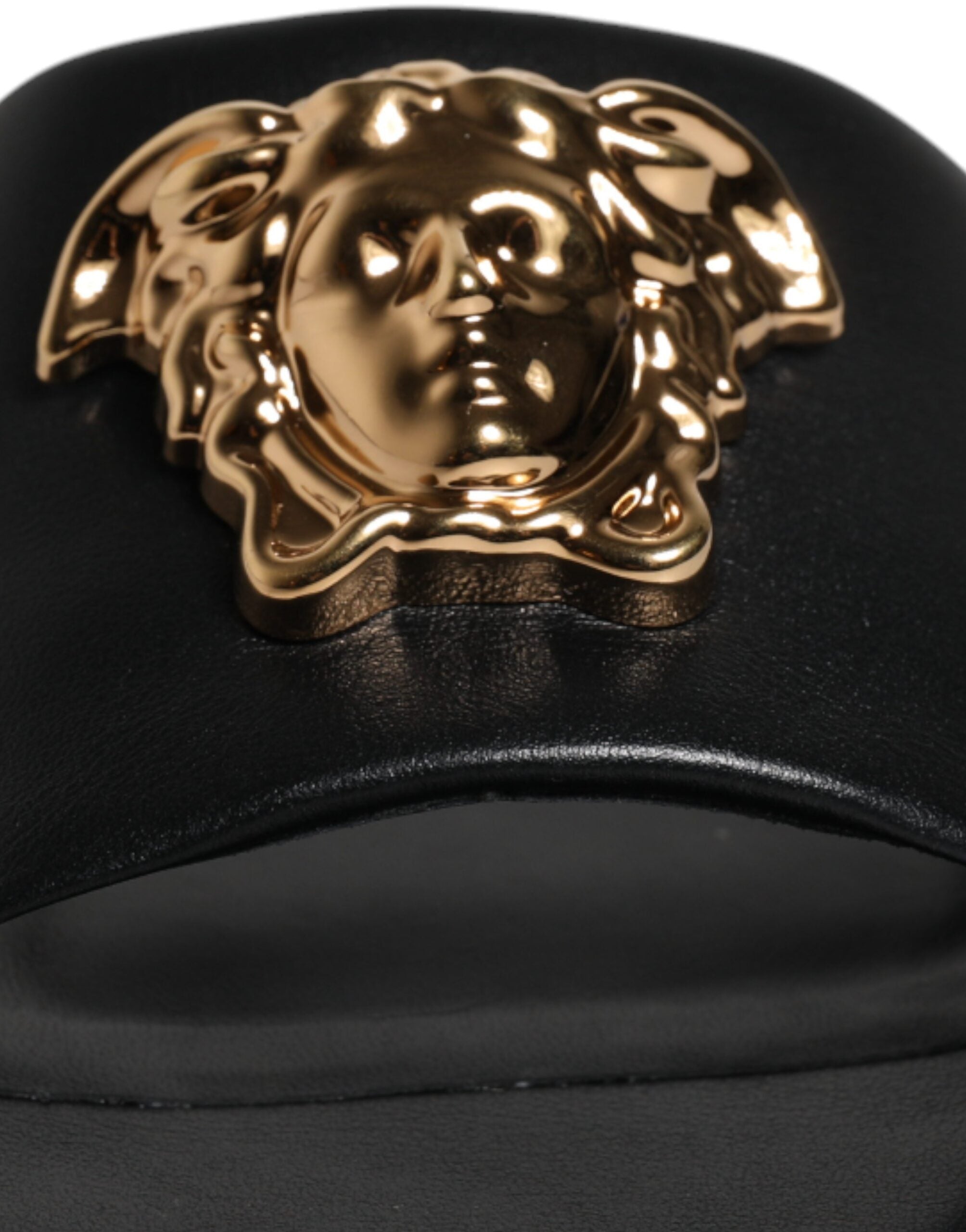 Versace – Schwarze Slipper aus Leder mit Logo-Schild