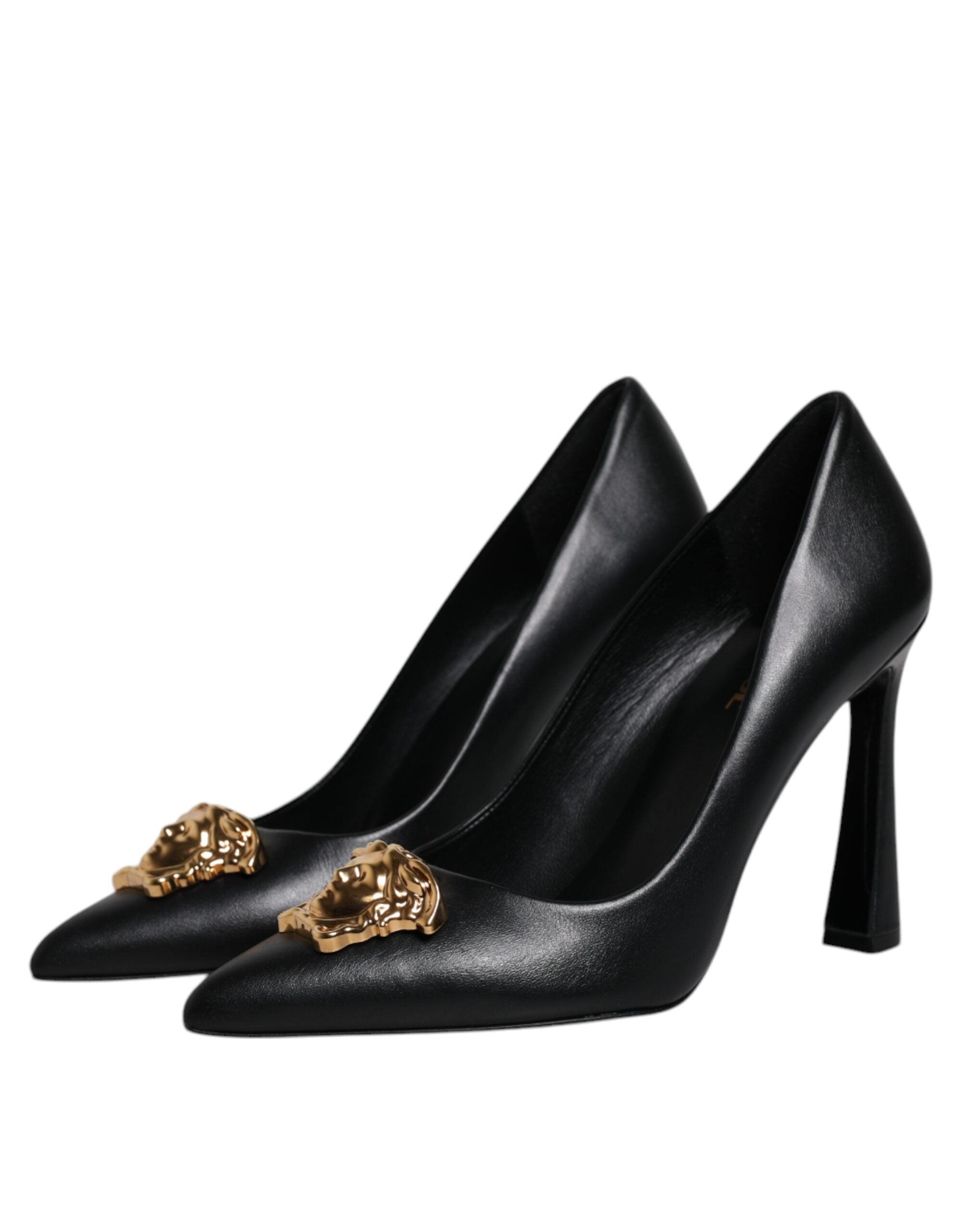 Versace – Pumps mit Logo-Schild aus schwarzem Leder