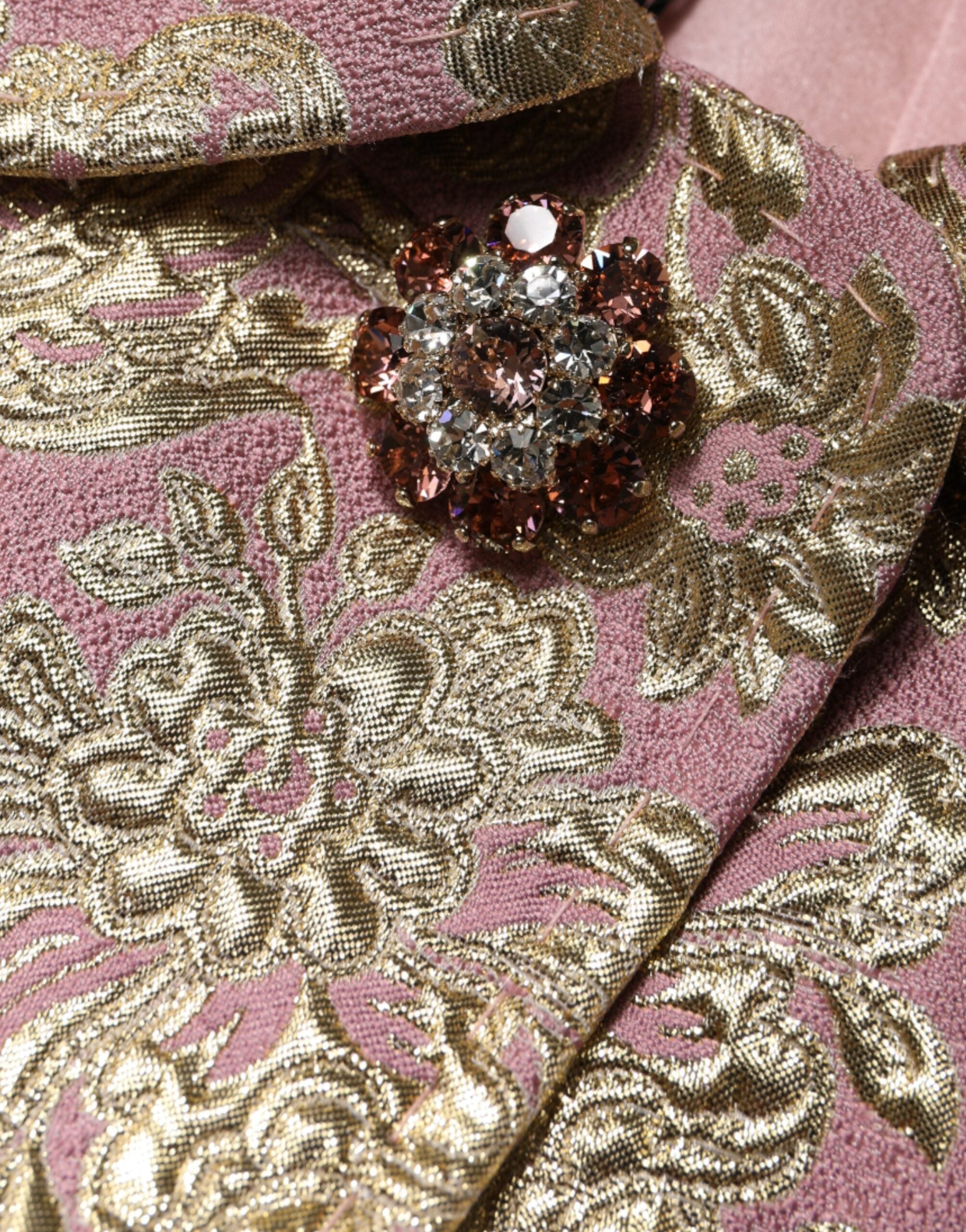 Dolce &amp; Gabbana – Jacquard-Manteljacke mit Schmuckknöpfen in Metallic-Pink-Gold