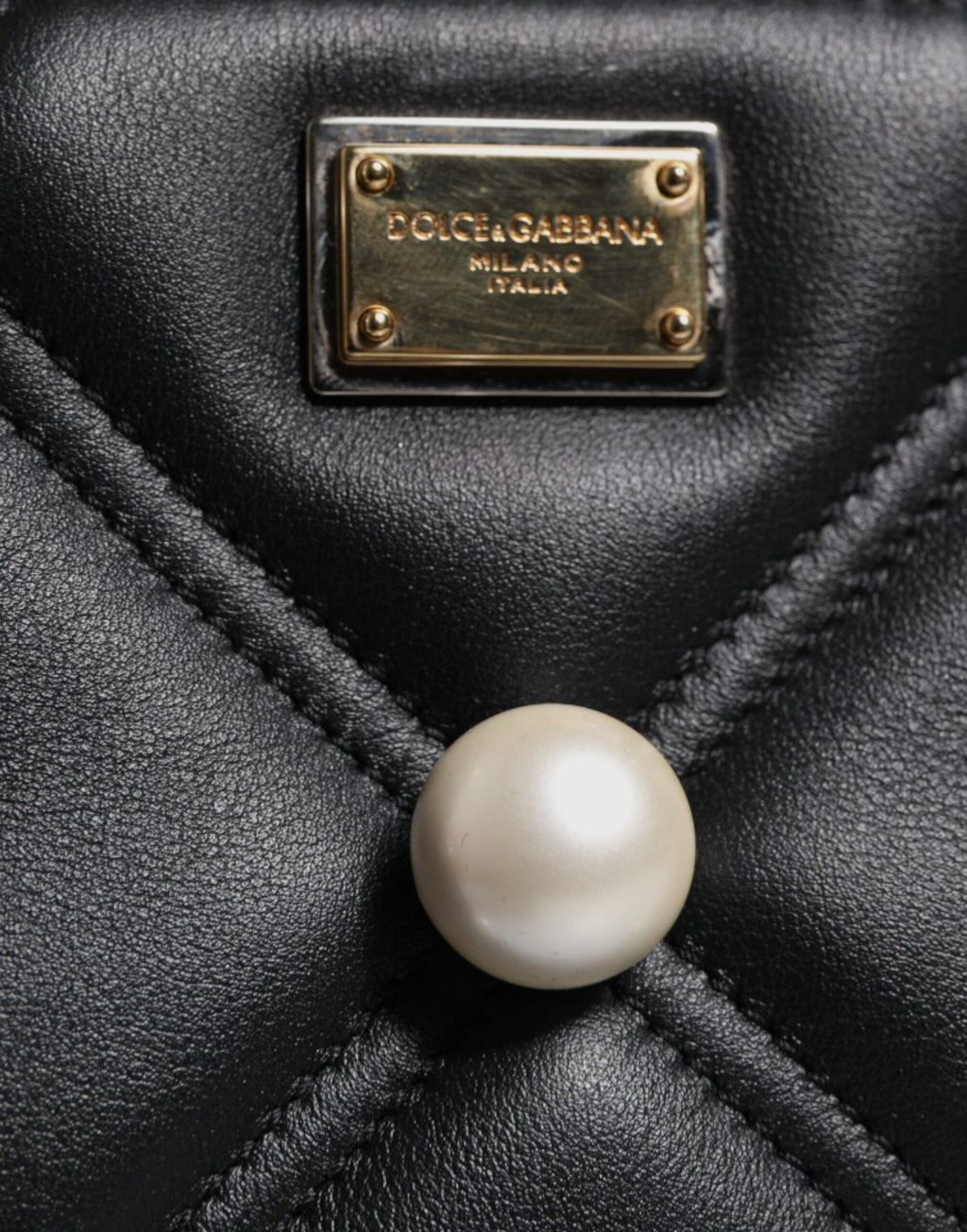 Dolce &amp; Gabbana – Schultertasche aus schwarzem Leder mit Perlenverzierung und Logo