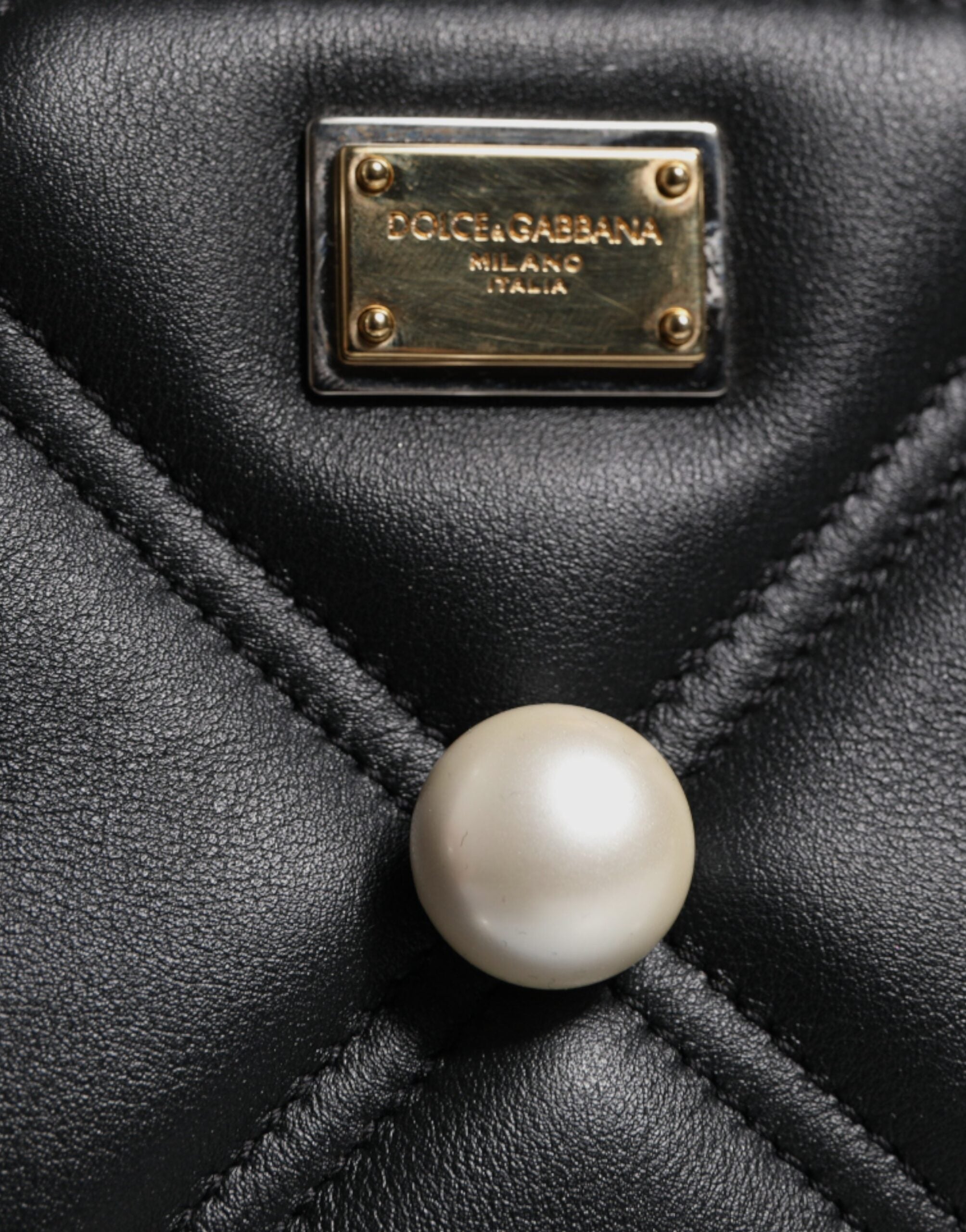 Dolce &amp; Gabbana – Schultertasche aus schwarzem Leder mit Perlenverzierung und Logo