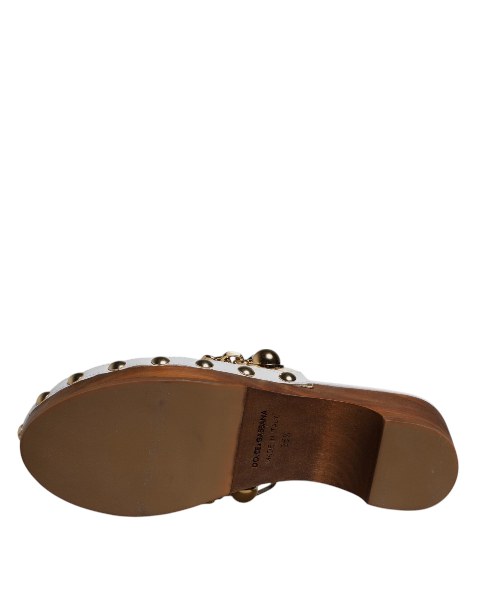 Dolce &amp; Gabbana Weiße Raffia Clogs mit Schmucksteinen besetzte Sandalen mit Kette