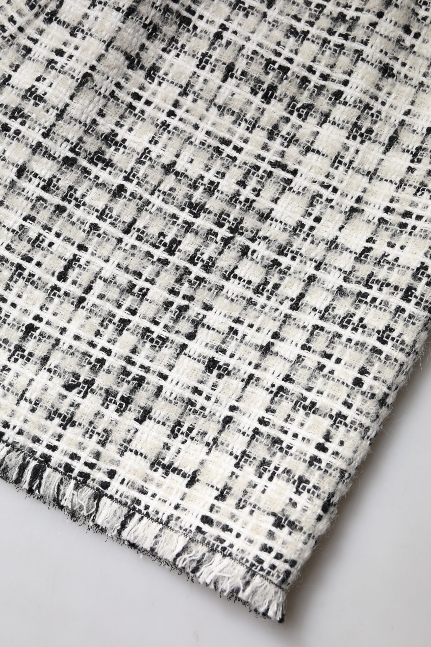 Dolce &amp; Gabbana – Weiß-schwarzer Minirock aus Tweed mit hoher Taille und Schottenkaro