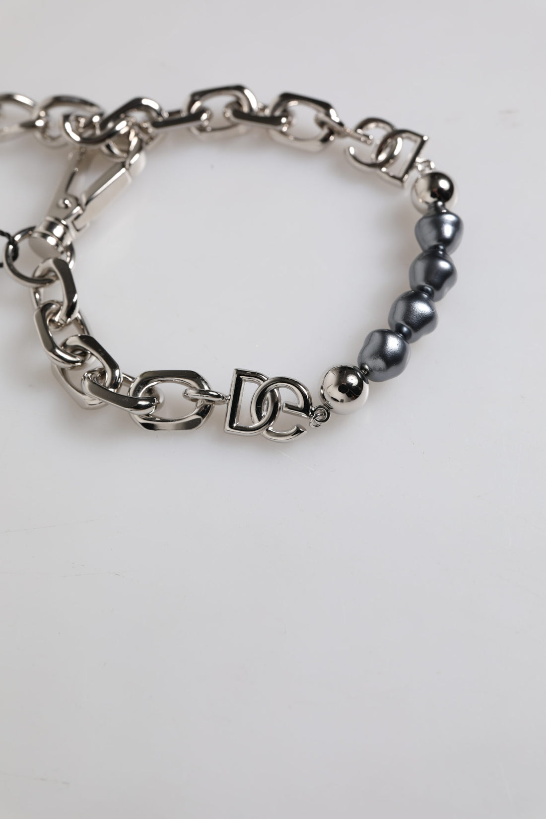 Dolce &amp; Gabbana Silberfarbenes Kettenarmband mit Karabinerverschluss und grauen Perlen