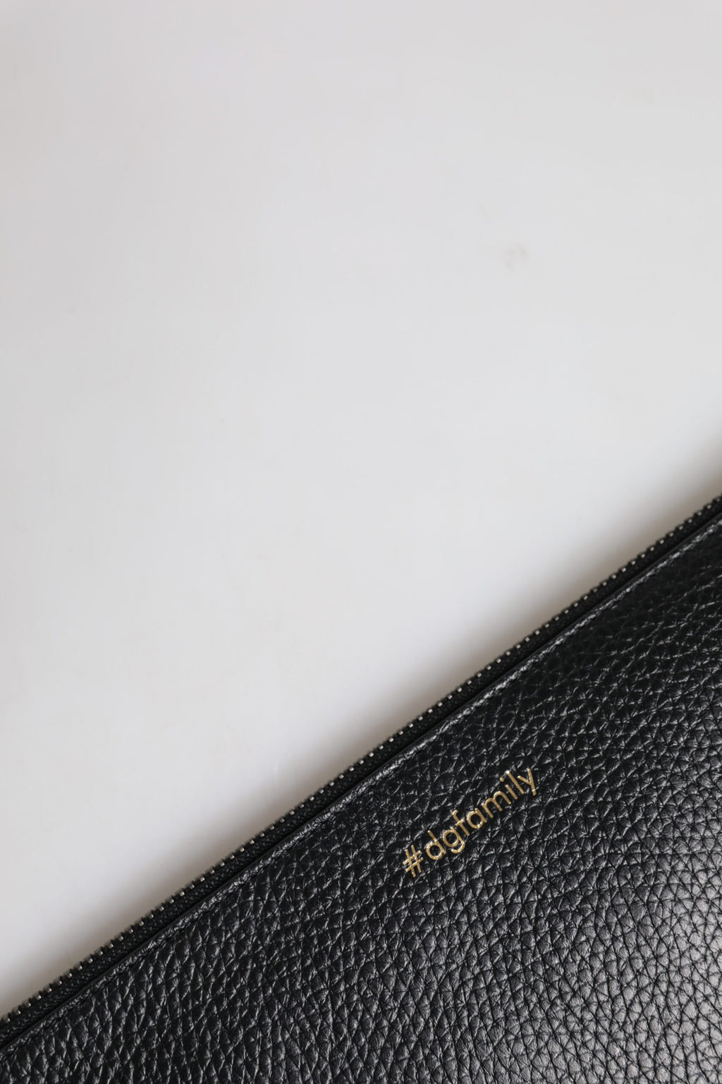 Dolce &amp; Gabbana Schwarze Ledertasche #DGFAMILY mit Verzierung für Herren mit Reißverschluss