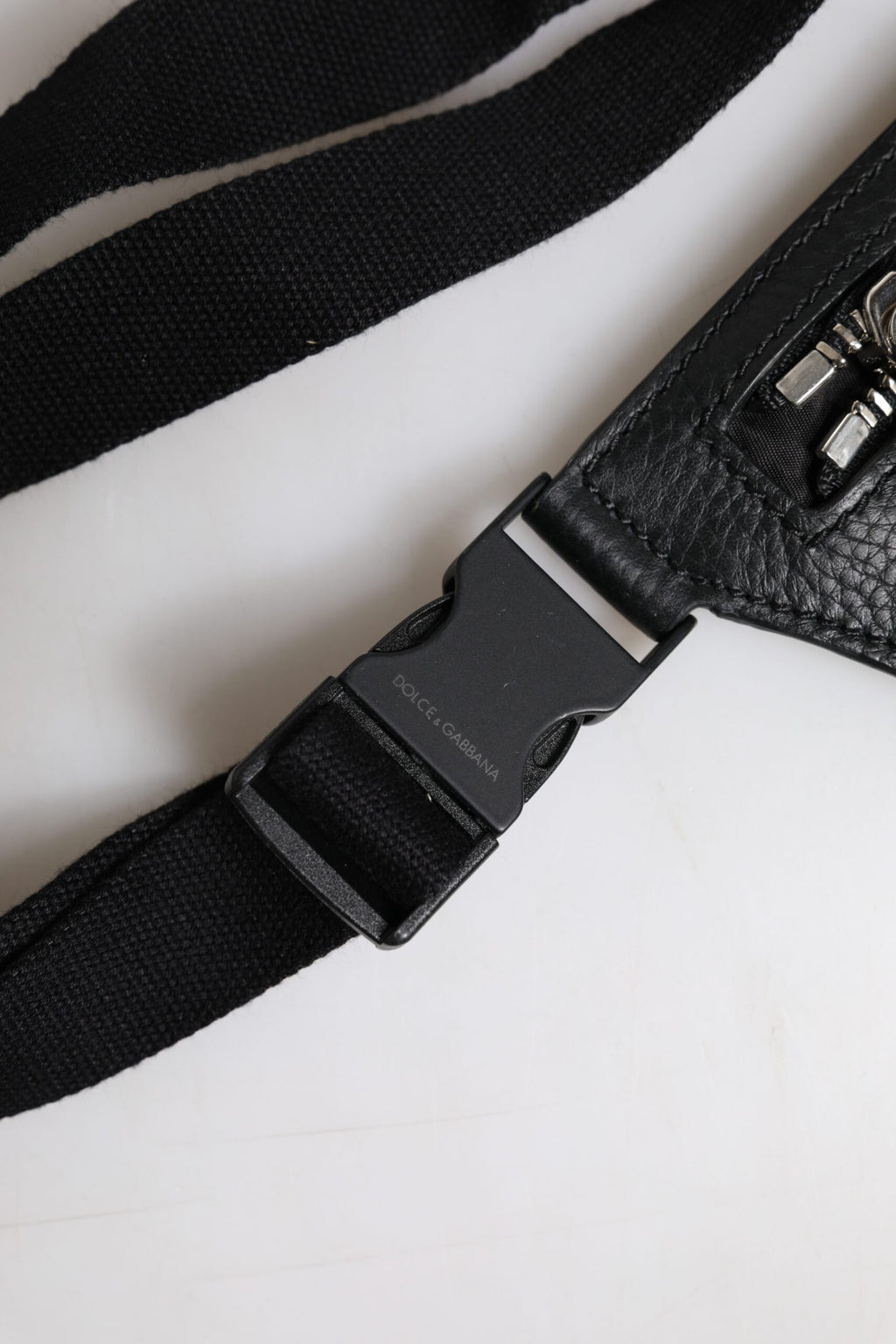 Dolce &amp; Gabbana Gürteltasche aus schwarzem Kalbsleder mit Logo-Plakette