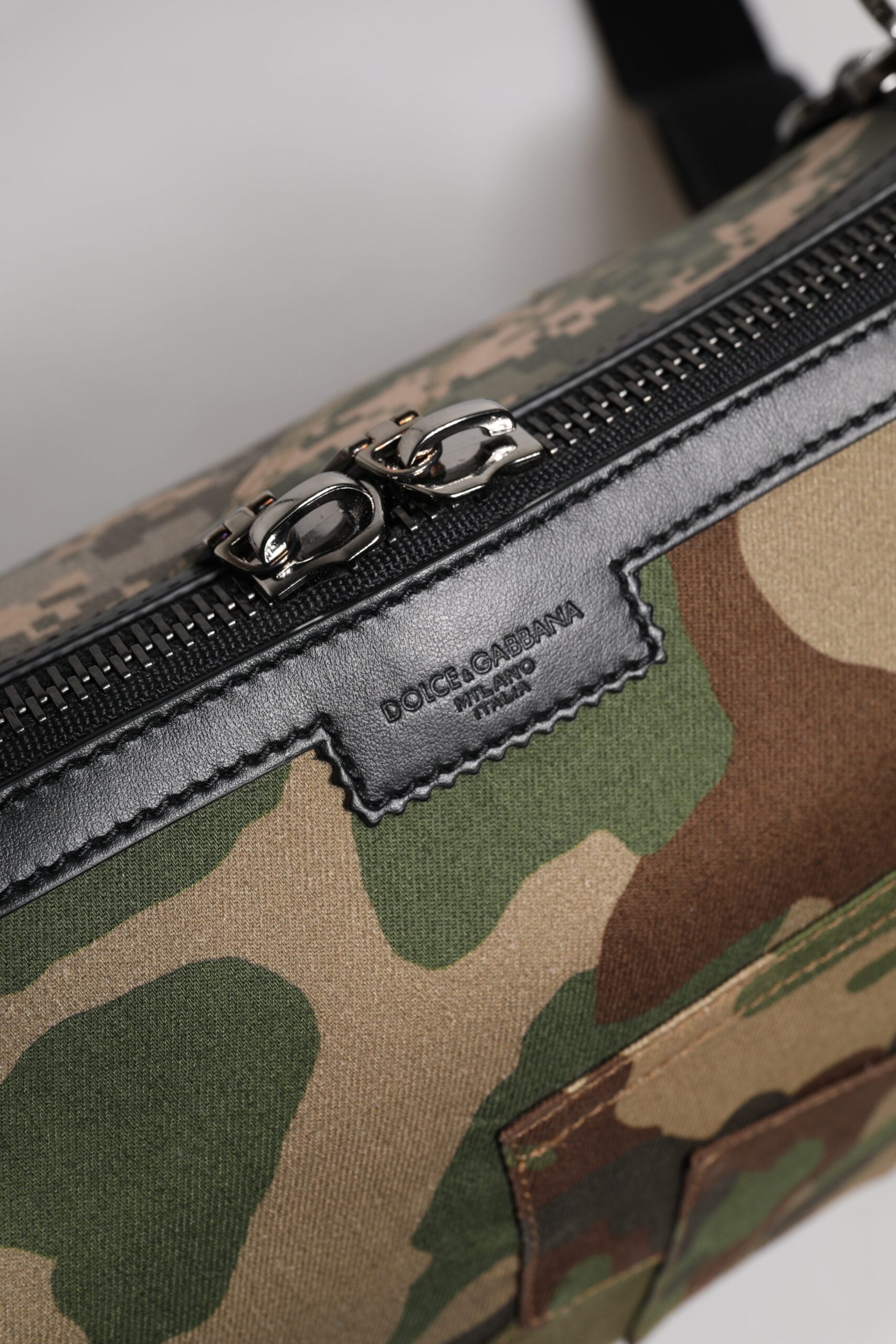 Dolce &amp; Gabbana – Mehrfarbige Umhängetasche im Camouflage-Patchwork-Stil
