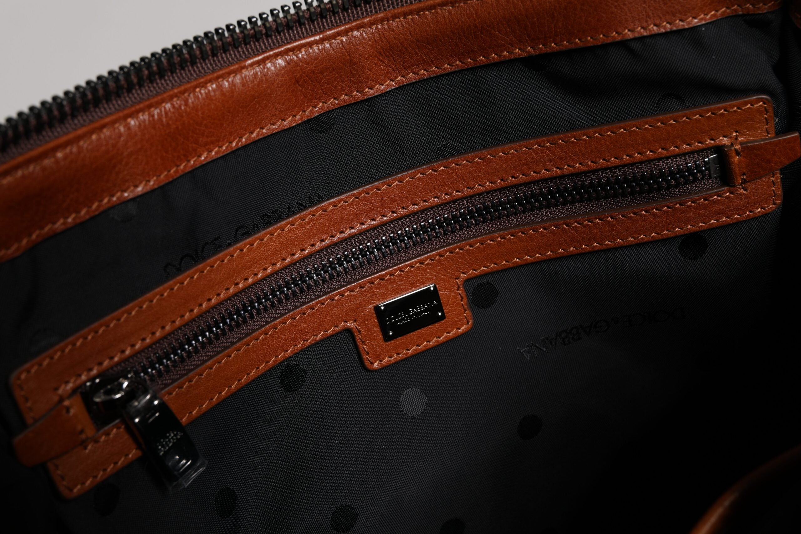 Dolce &amp; Gabbana Beige Braune Duffle-Umhängetasche aus Baumwollleder