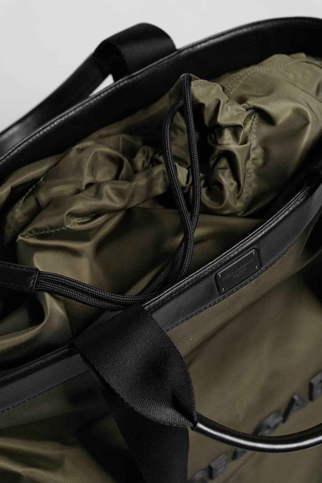 Dolce &amp; Gabbana Tragetasche aus Nylon in Militärgrün mit Schulterriemen