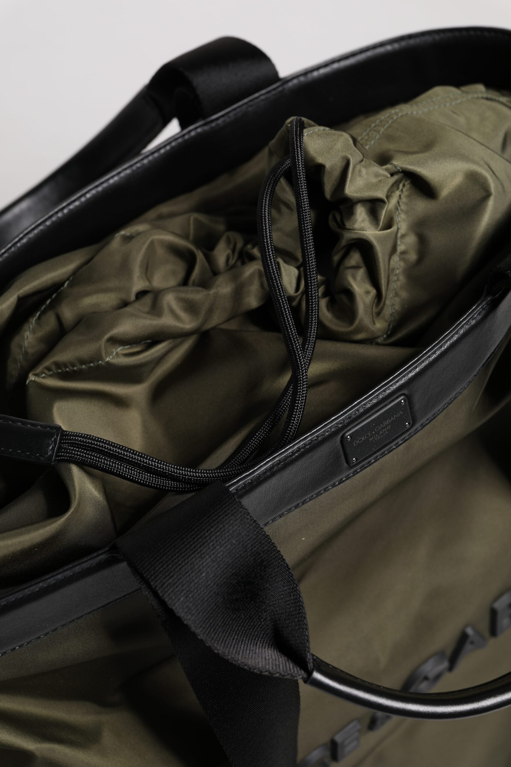 Dolce &amp; Gabbana Tragetasche aus Nylon in Militärgrün mit Schulterriemen
