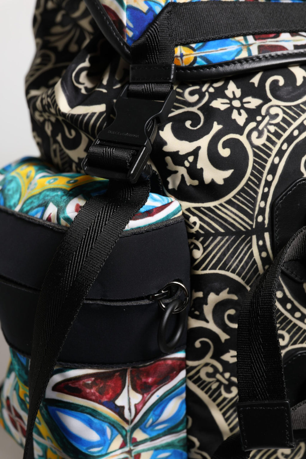 Dolce &amp; Gabbana – Rucksack aus Nylon mit mehrfarbigem Maiolika-Print