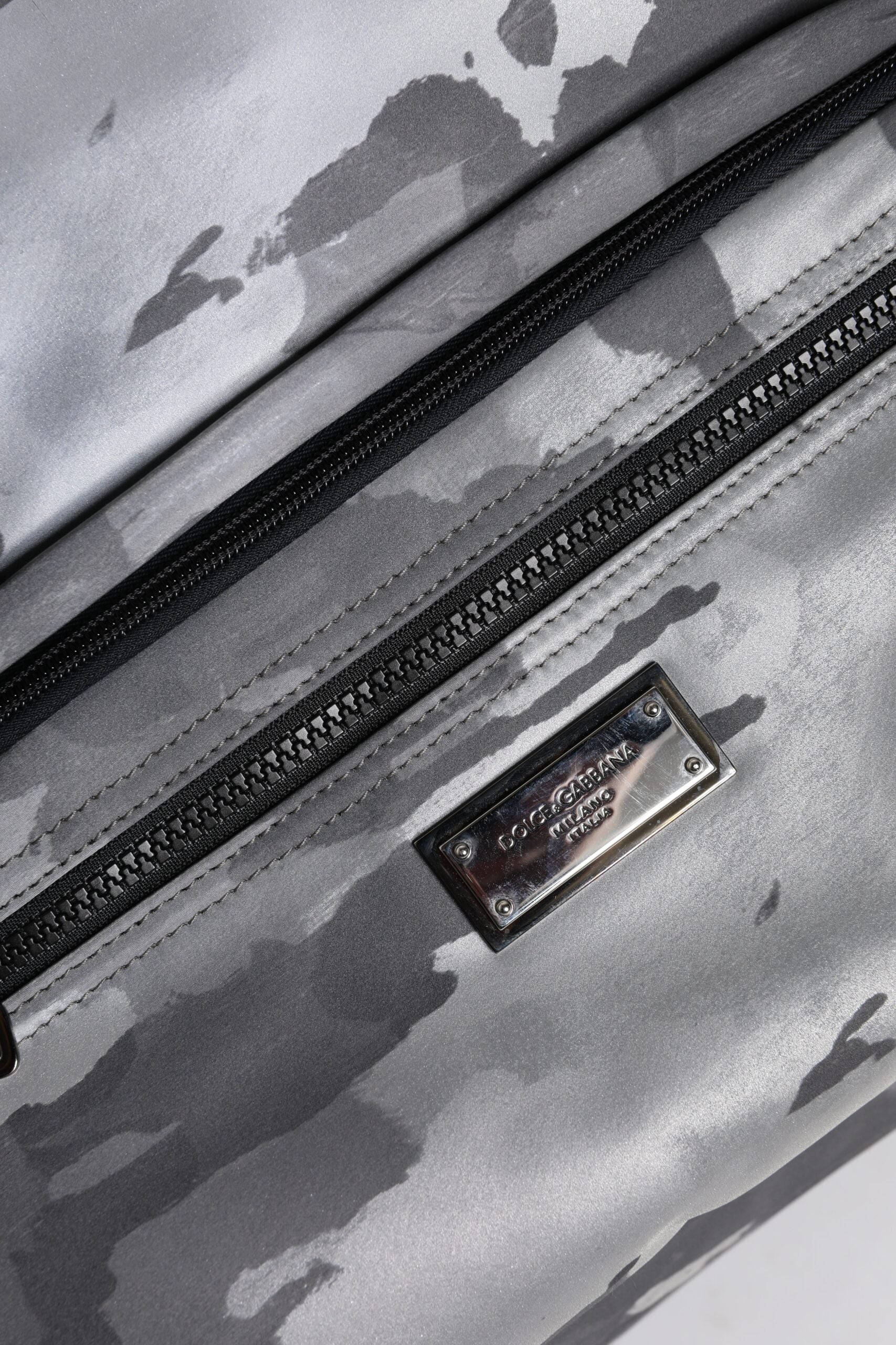 Dolce &amp; Gabbana – Tragetasche aus Baumwolle mit mehreren Fächern in Grau mit Camouflage-Muster