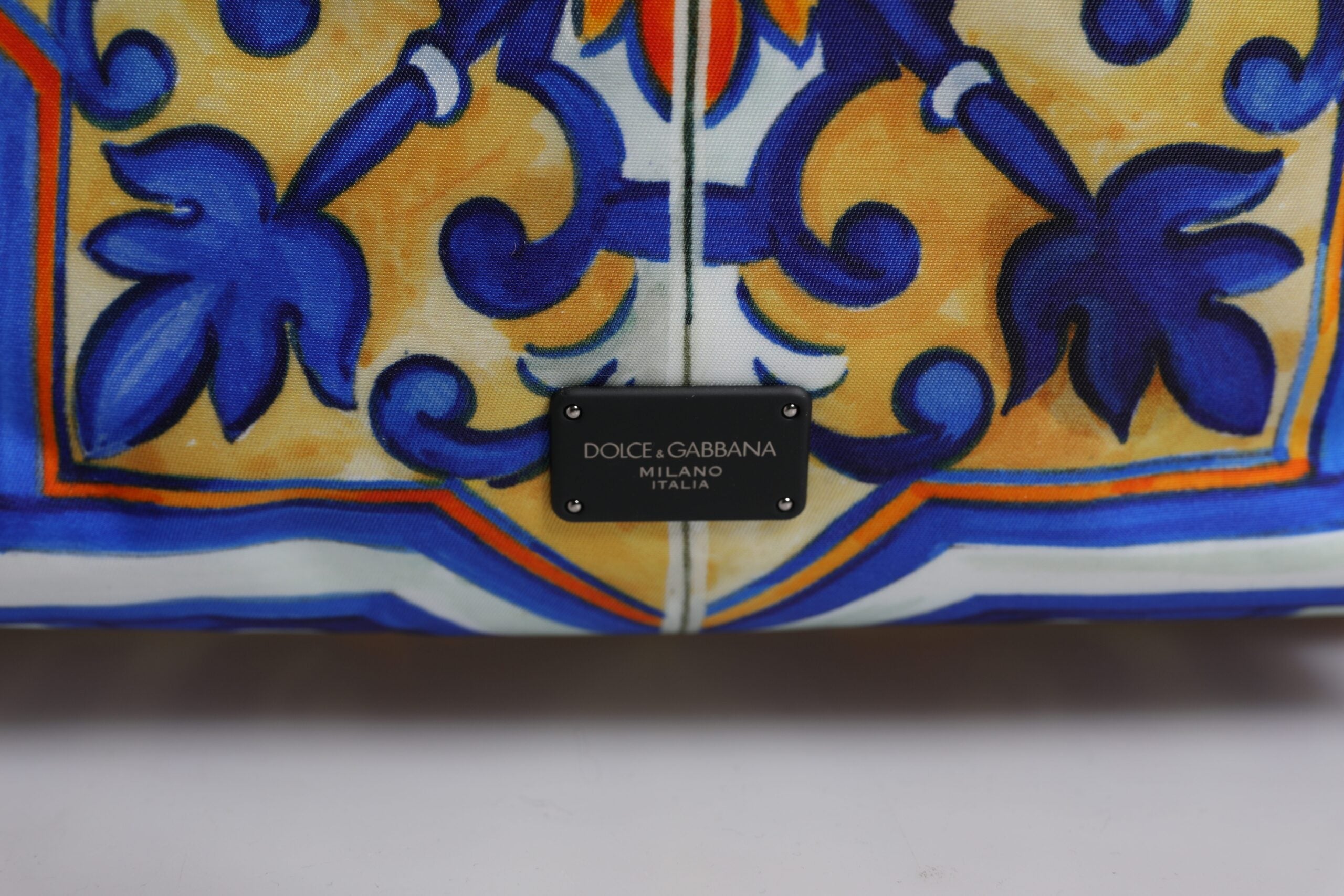 Dolce &amp; Gabbana Reiserucksack aus Nylon mit mehrfarbigem Majolika-Print
