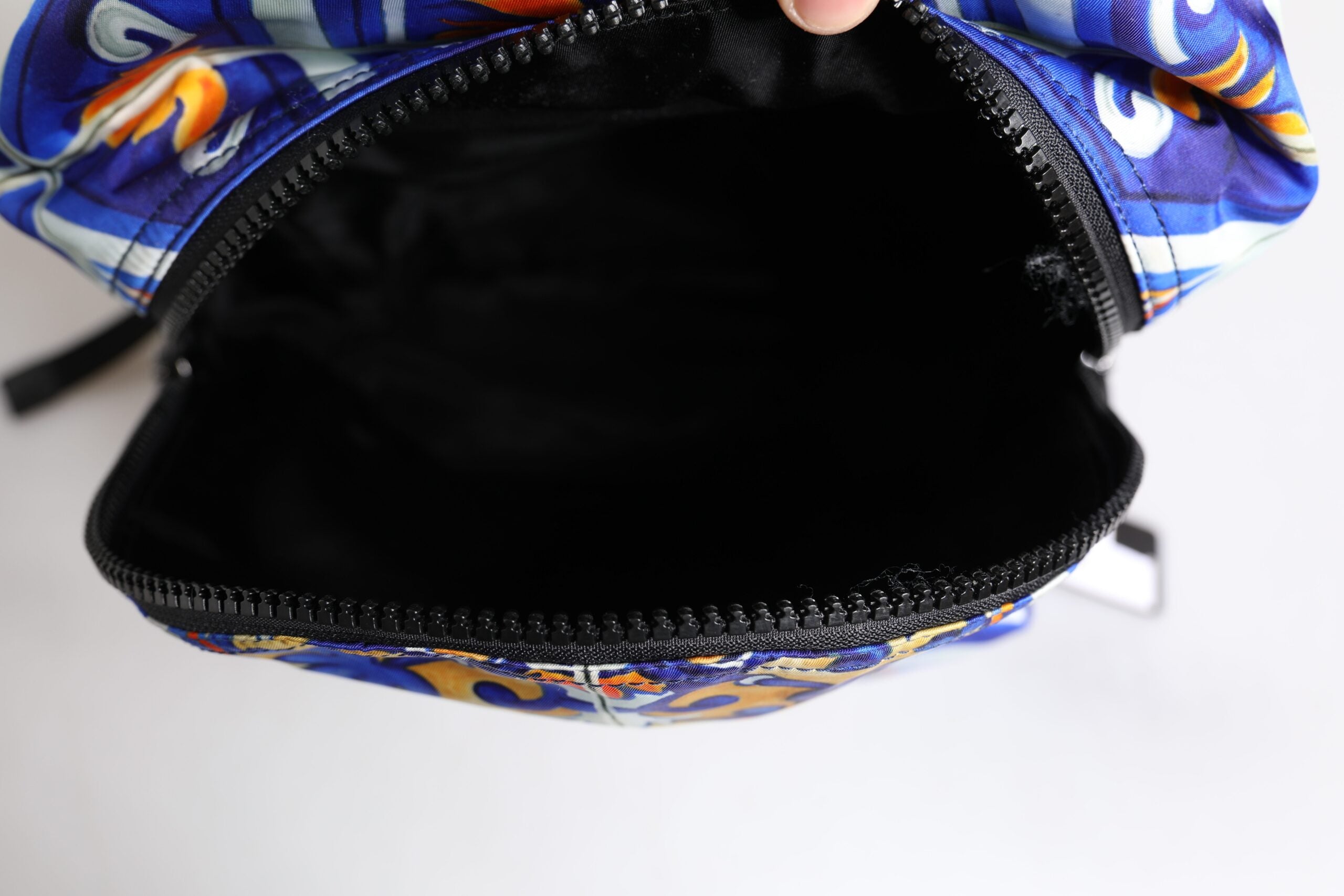 Dolce &amp; Gabbana Reiserucksack aus Nylon mit mehrfarbigem Majolika-Print