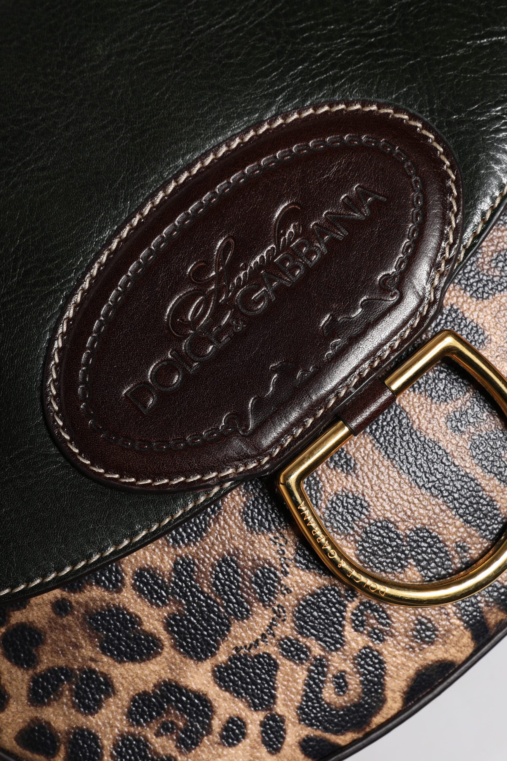 Dolce &amp; Gabbana Schultertasche aus Leder mit Leopardenmuster in Schwarz und Braun