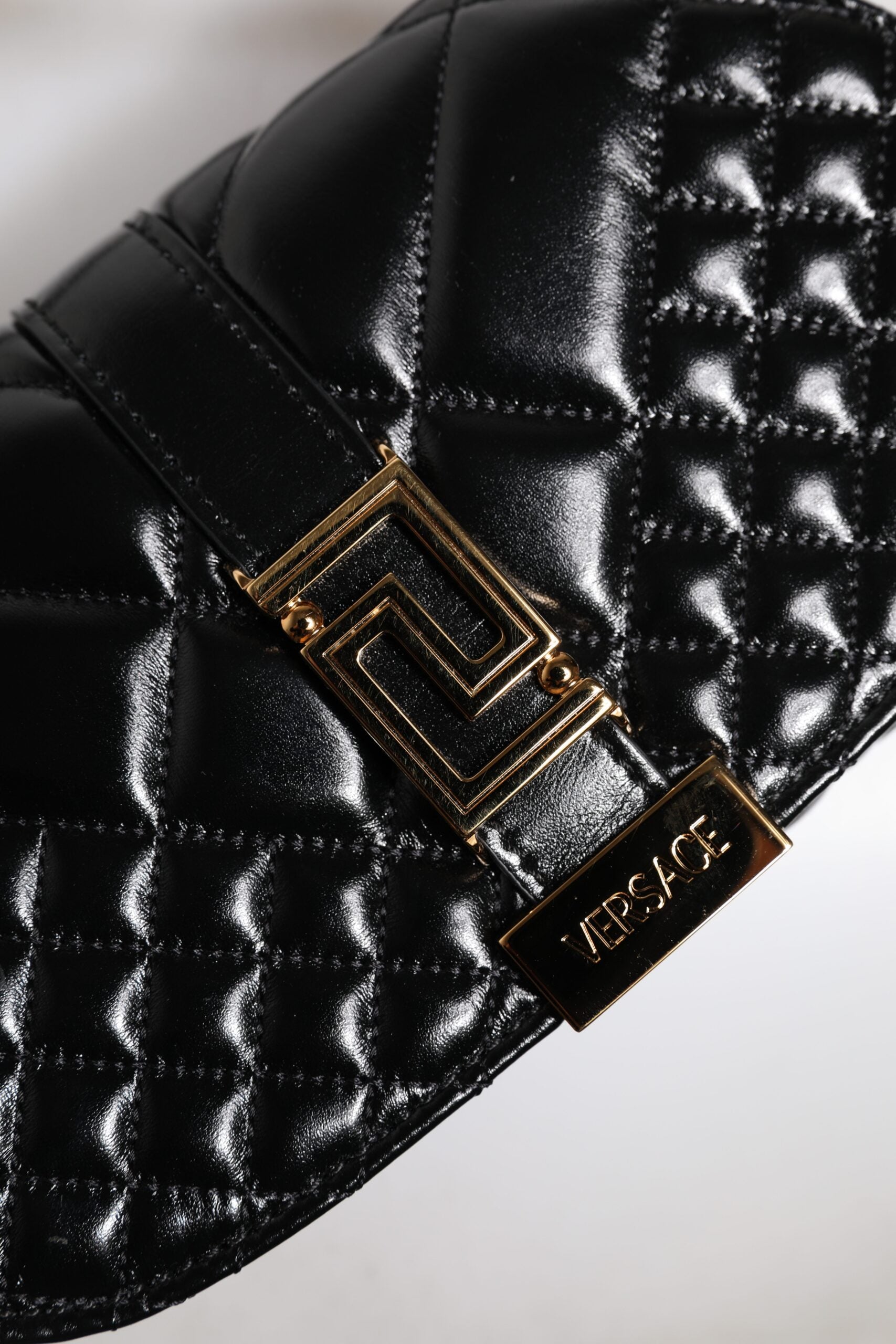 Versace – Gesteppte Schultertasche aus schwarzem Kalbsleder