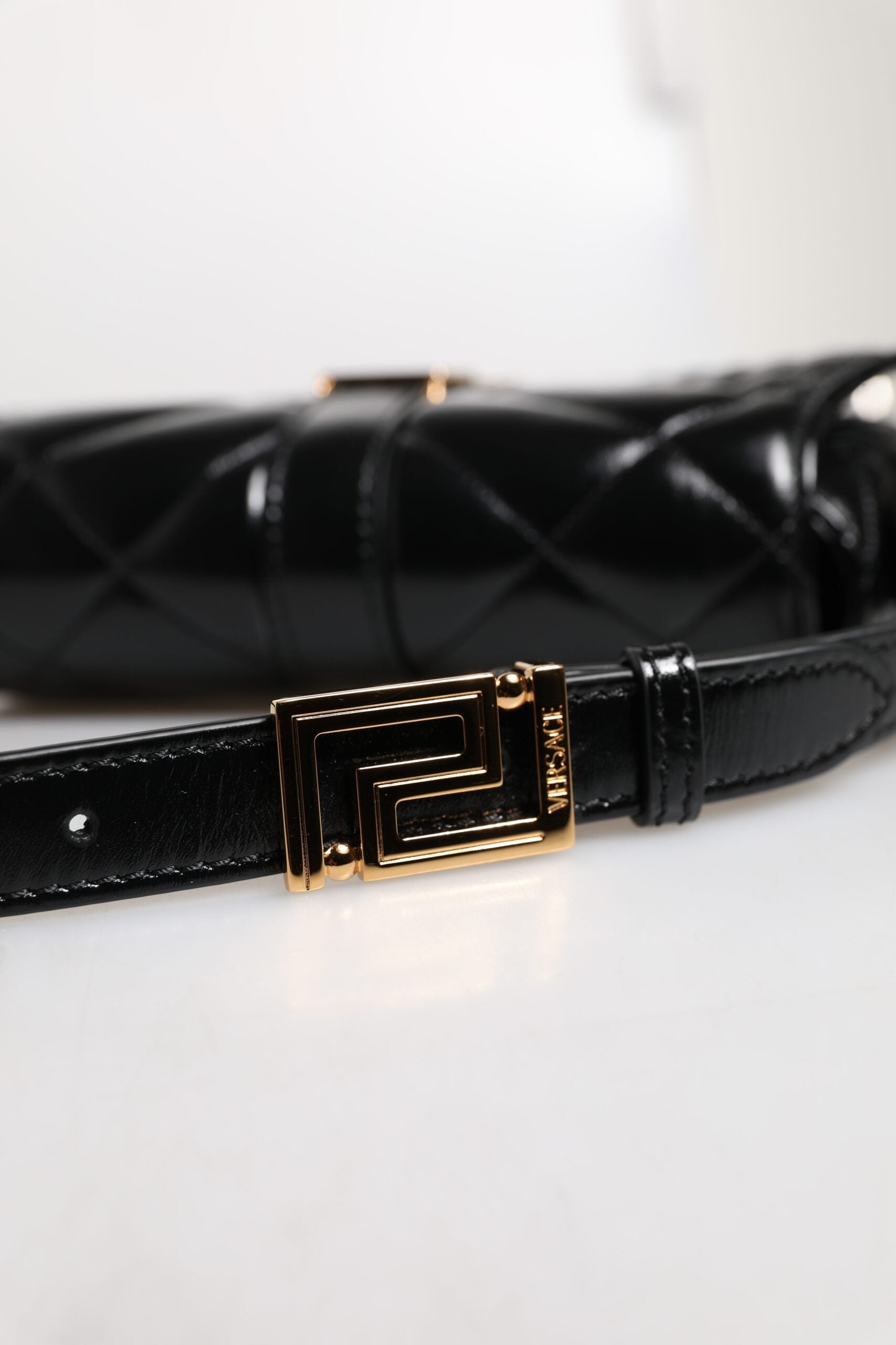 Versace – Gesteppte Schultertasche aus schwarzem Kalbsleder