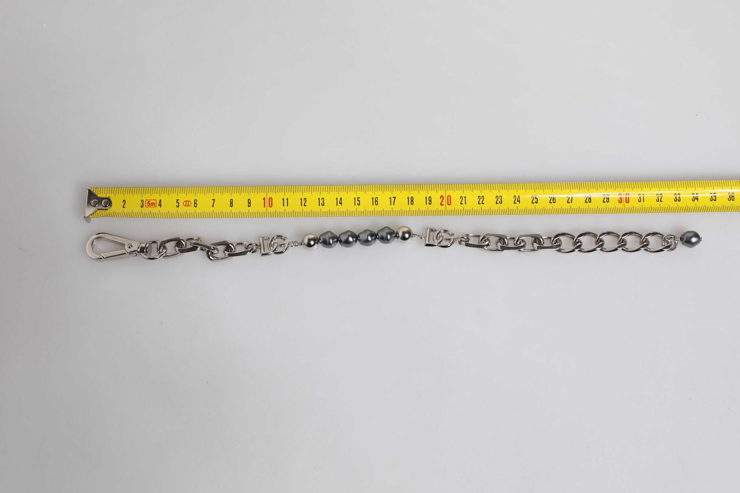 Dolce &amp; Gabbana Silberfarbenes Kettenarmband mit Karabinerverschluss und grauen Perlen