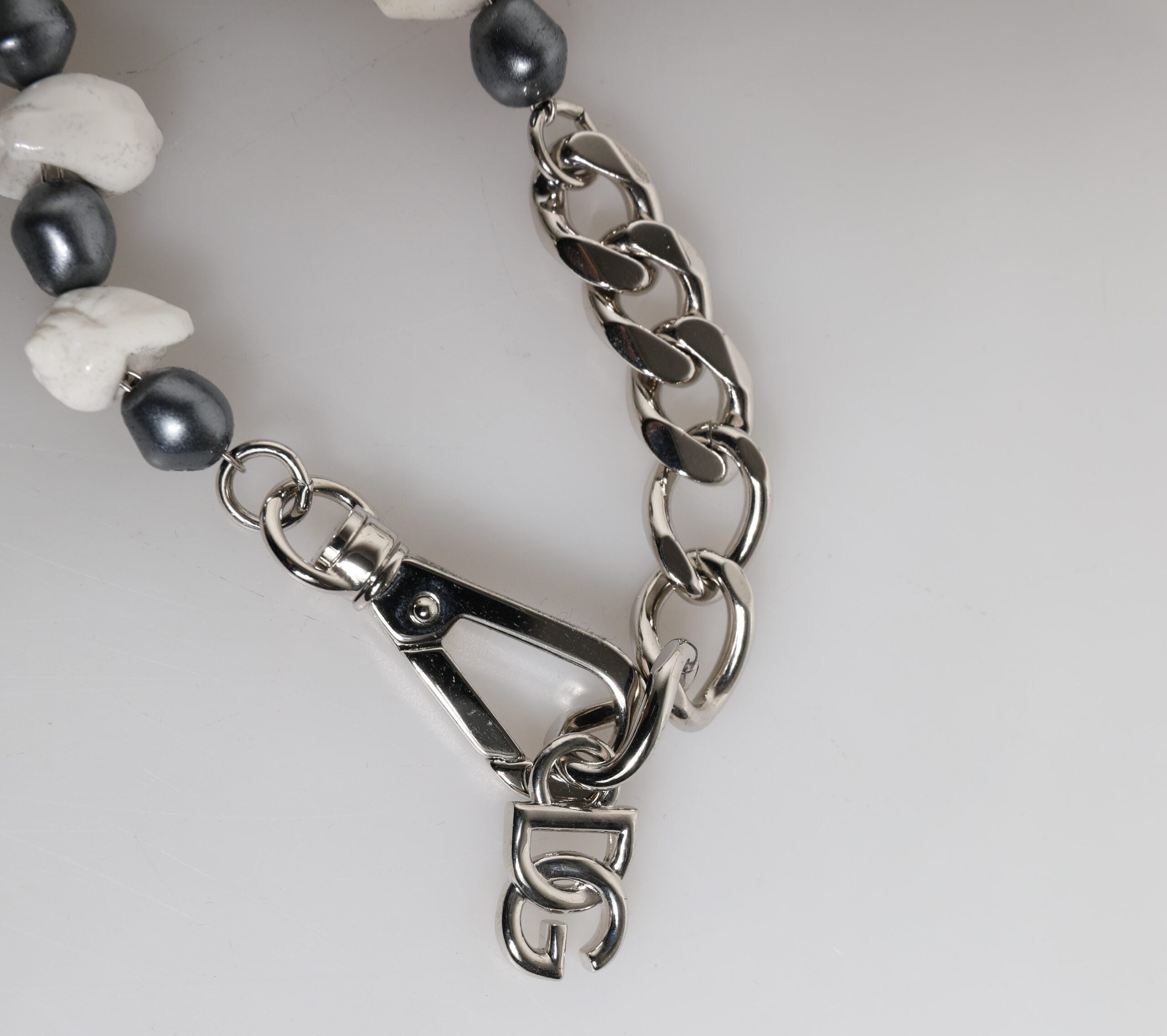 Dolce &amp; Gabbana – Armband mit Muschelanhänger und DG-Logo in Silbertönen