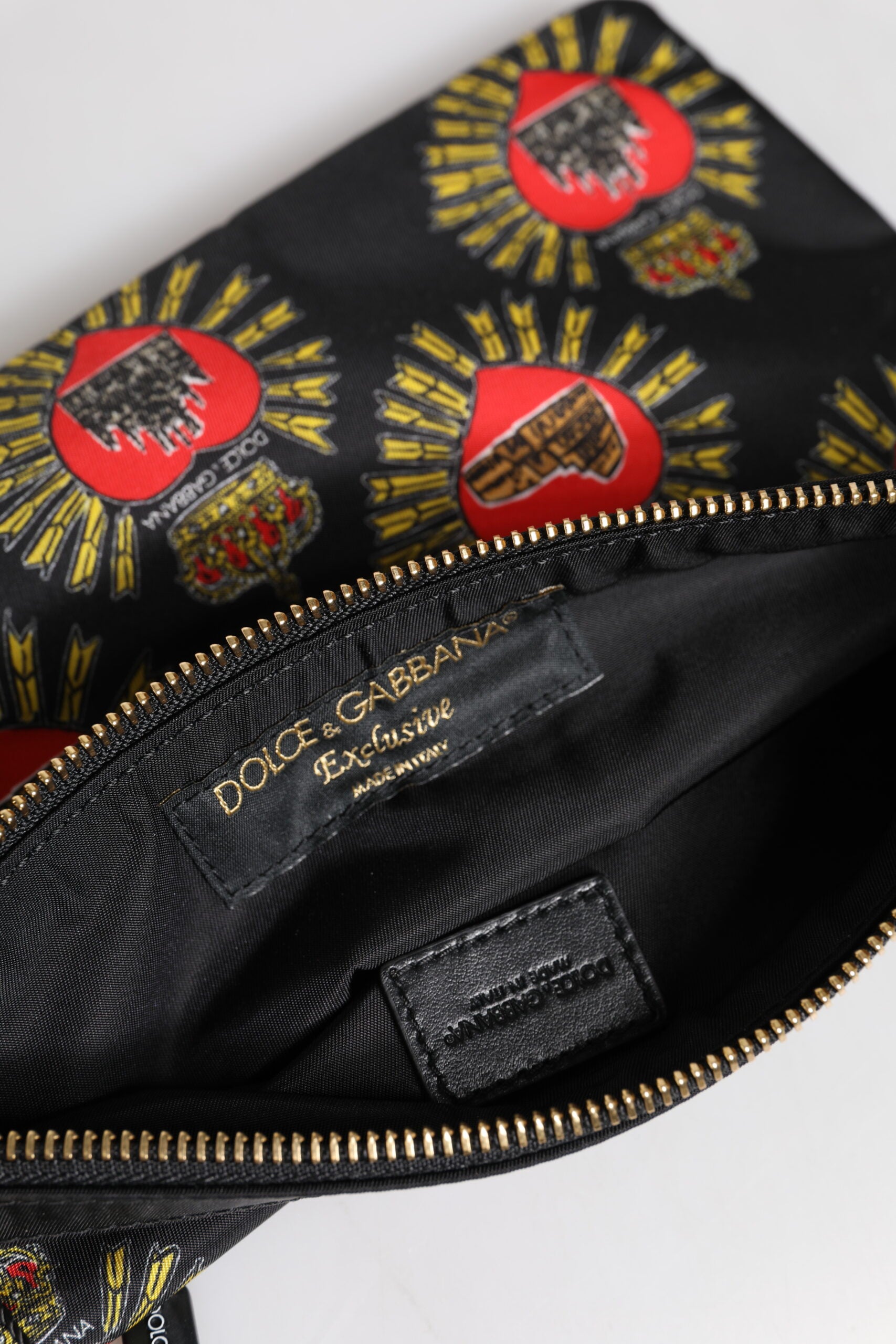 Dolce &amp; Gabbana – Clutch aus schwarzem und rotem Nylon mit Herzmotiv