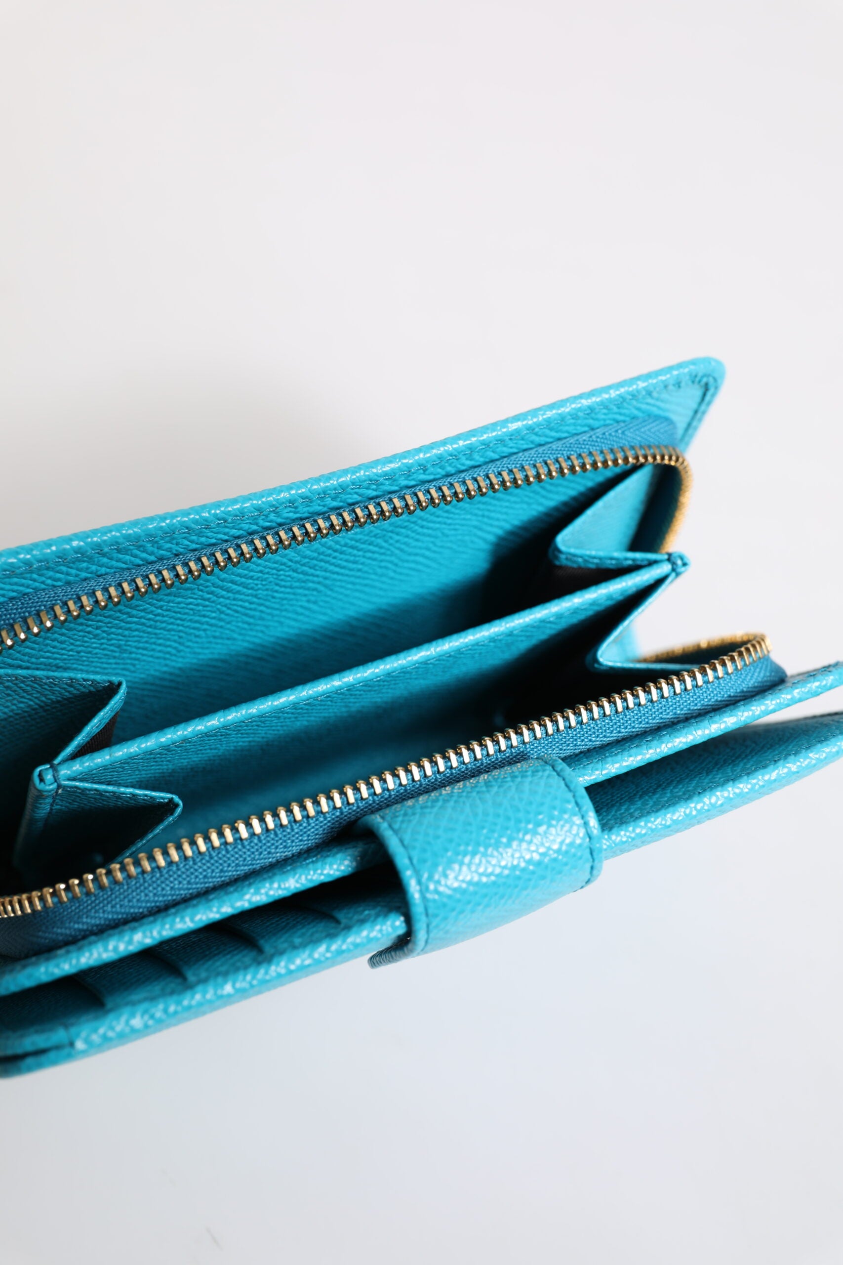 Dolce &amp; Gabbana Hellblaue, zweifach faltbare Clutch aus Leder im Continental-Stil