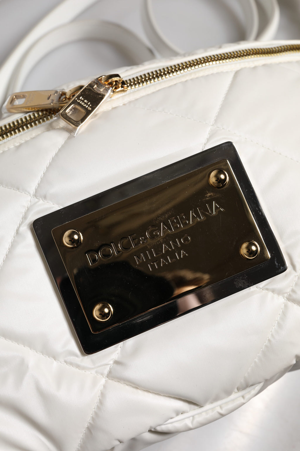 Dolce &amp; Gabbana – Weiße, gesteppte Gürteltasche mit Logo-Plakette