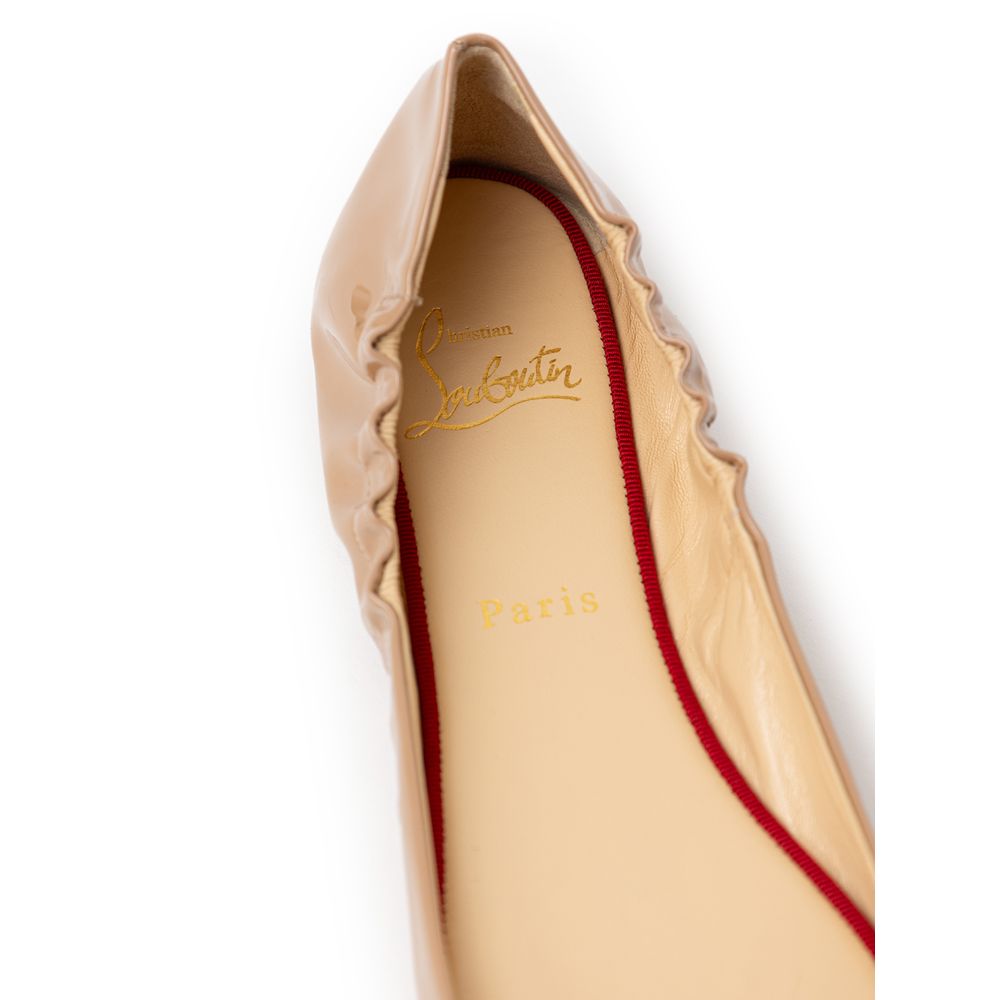 Christian Louboutin – Flacher Schuh aus beigefarbenem Lackleder
