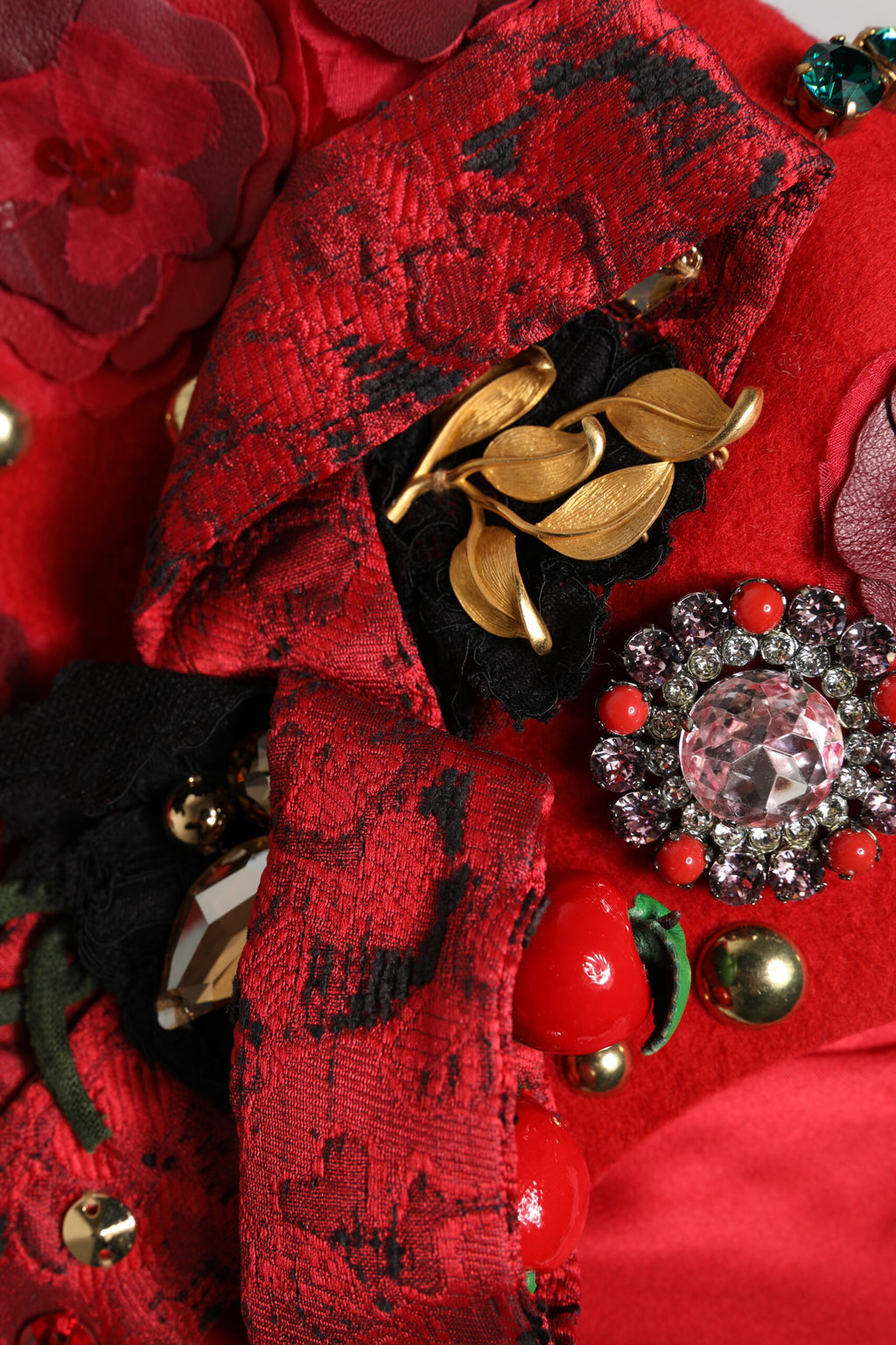 Dolce &amp; Gabbana – Hut mit roter Kristall- und goldener Rosenbrosche