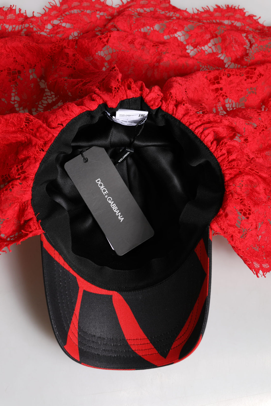 Dolce &amp; Gabbana – Baseballkappe aus Baumwolle mit rot-schwarzer Spitze und Tüll