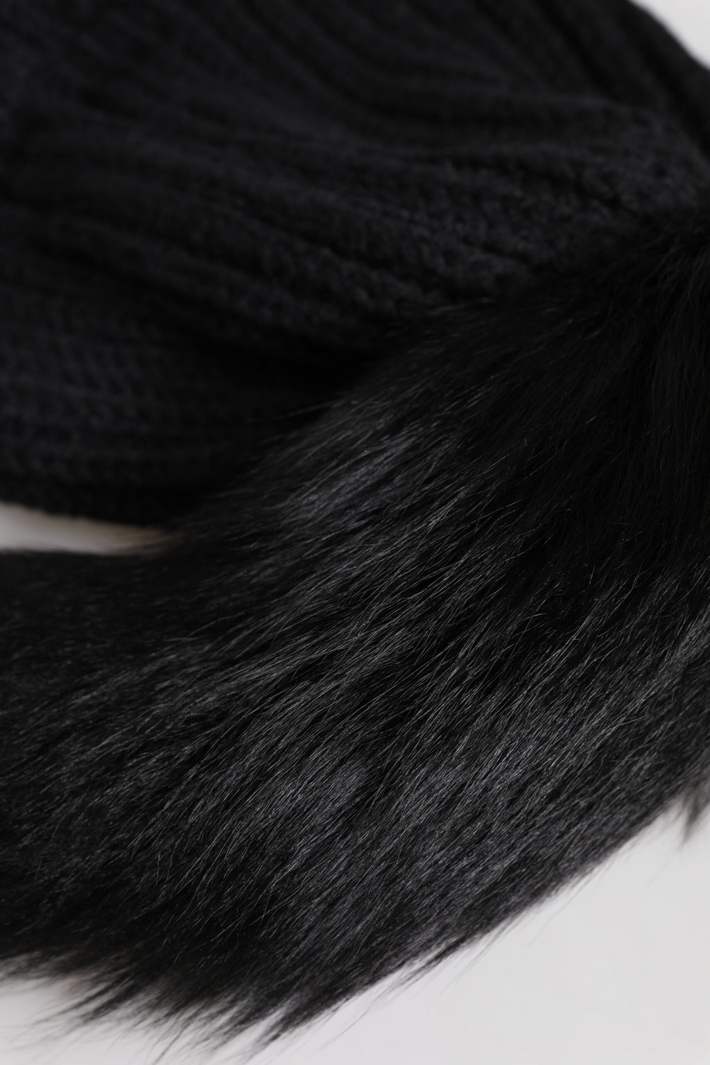 Dolce &amp; Gabbana Wintermütze aus schwarzem Acryl mit gestricktem Pelz
