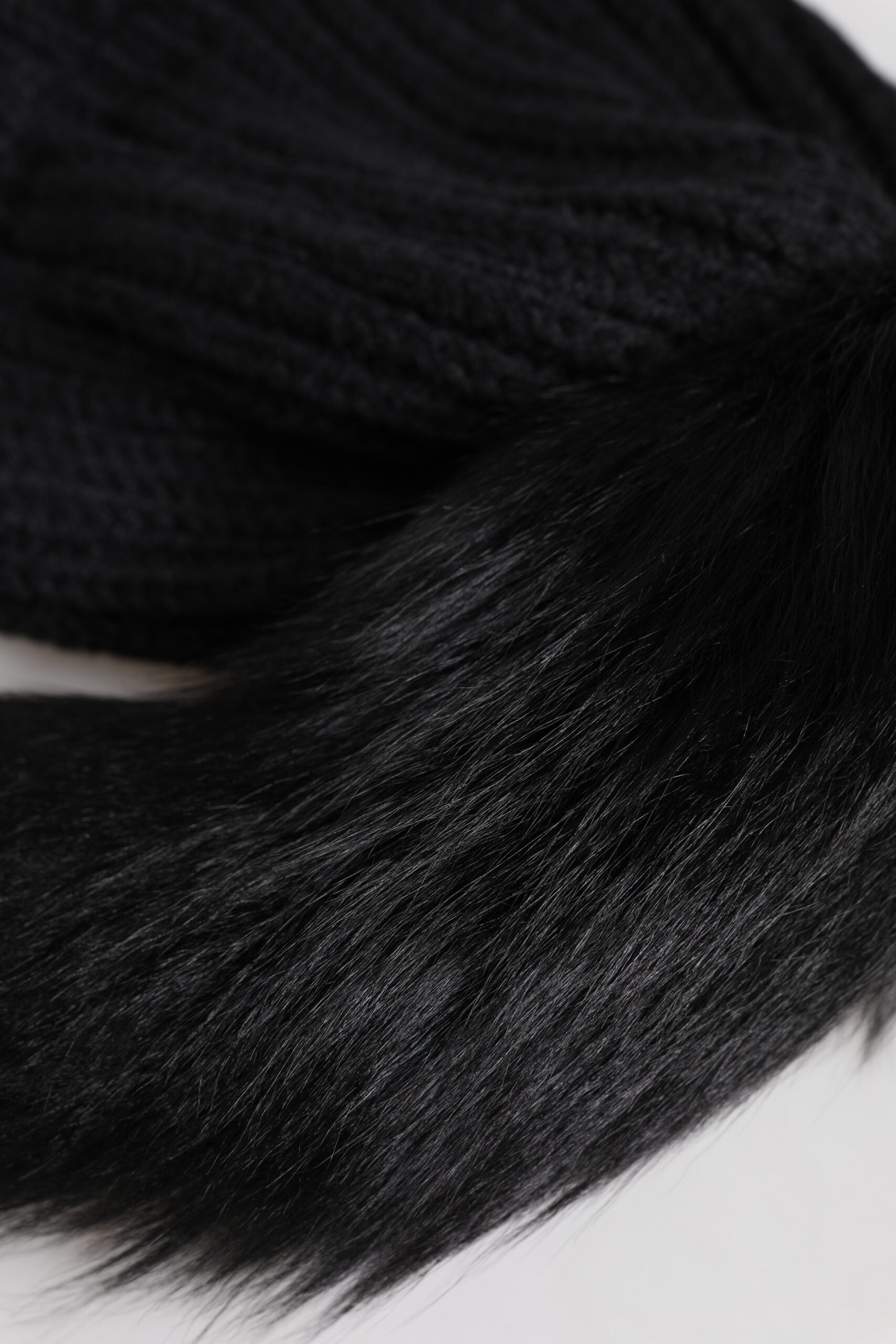 Dolce &amp; Gabbana Wintermütze aus schwarzem Acryl mit gestricktem Pelz