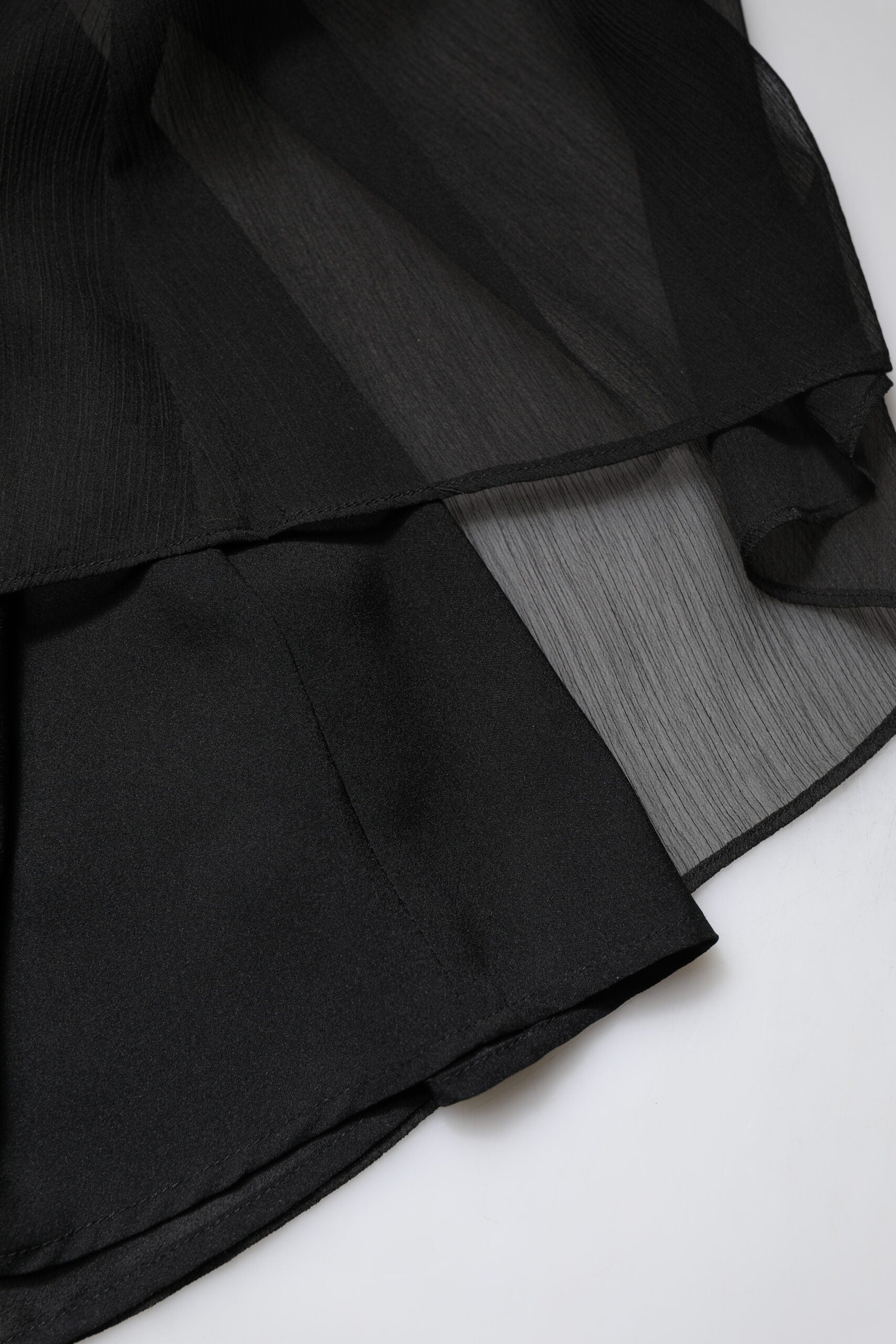 Marciano by Guess – Langes, ärmelloses Kleid aus schwarzem Tüll mit Perlen