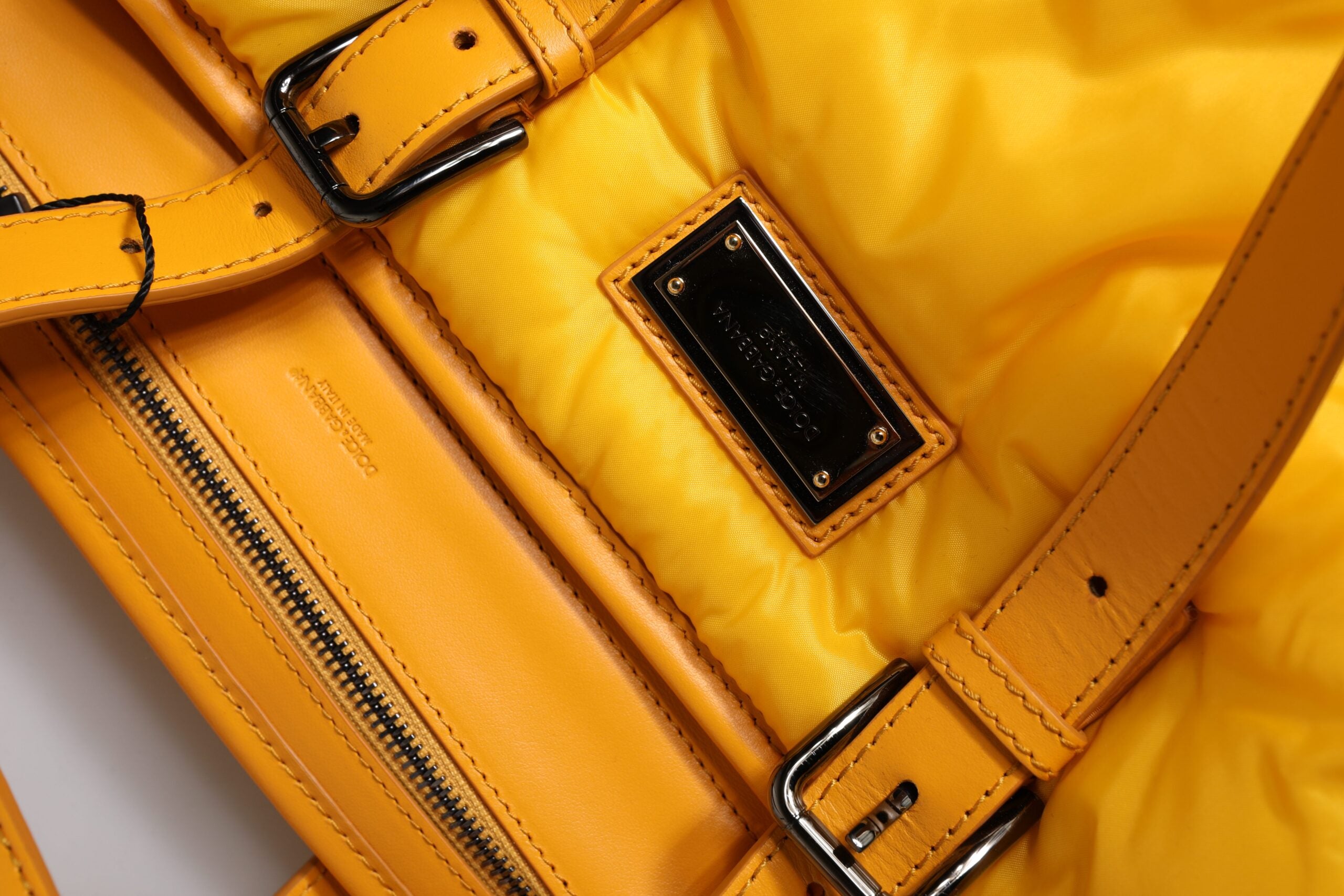 Dolce &amp; Gabbana – Gelb-orangefarbene Tragetasche aus Nylon mit Logo-Plakette