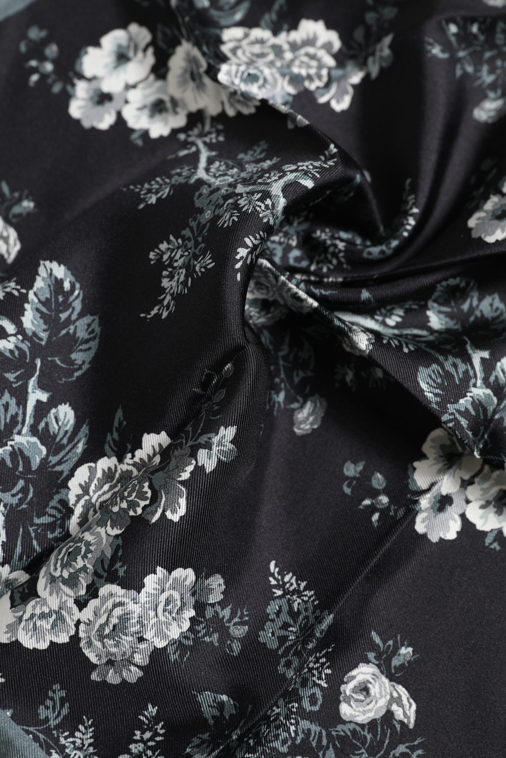Dolce &amp; Gabbana – Schwarzer quadratischer Foulard aus Seide mit Blumendruck