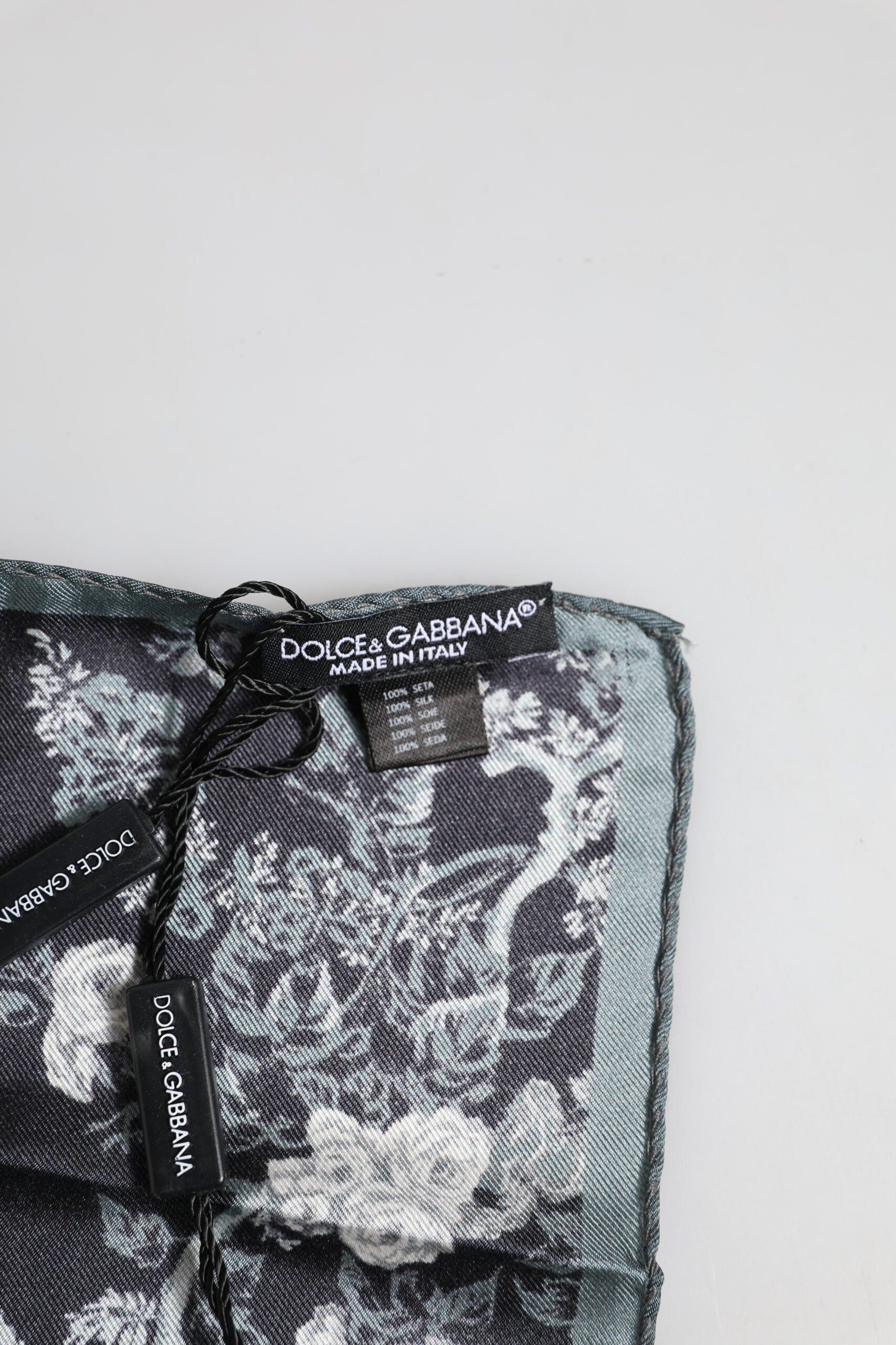 Dolce &amp; Gabbana – Schwarzer quadratischer Foulard aus Seide mit Blumendruck