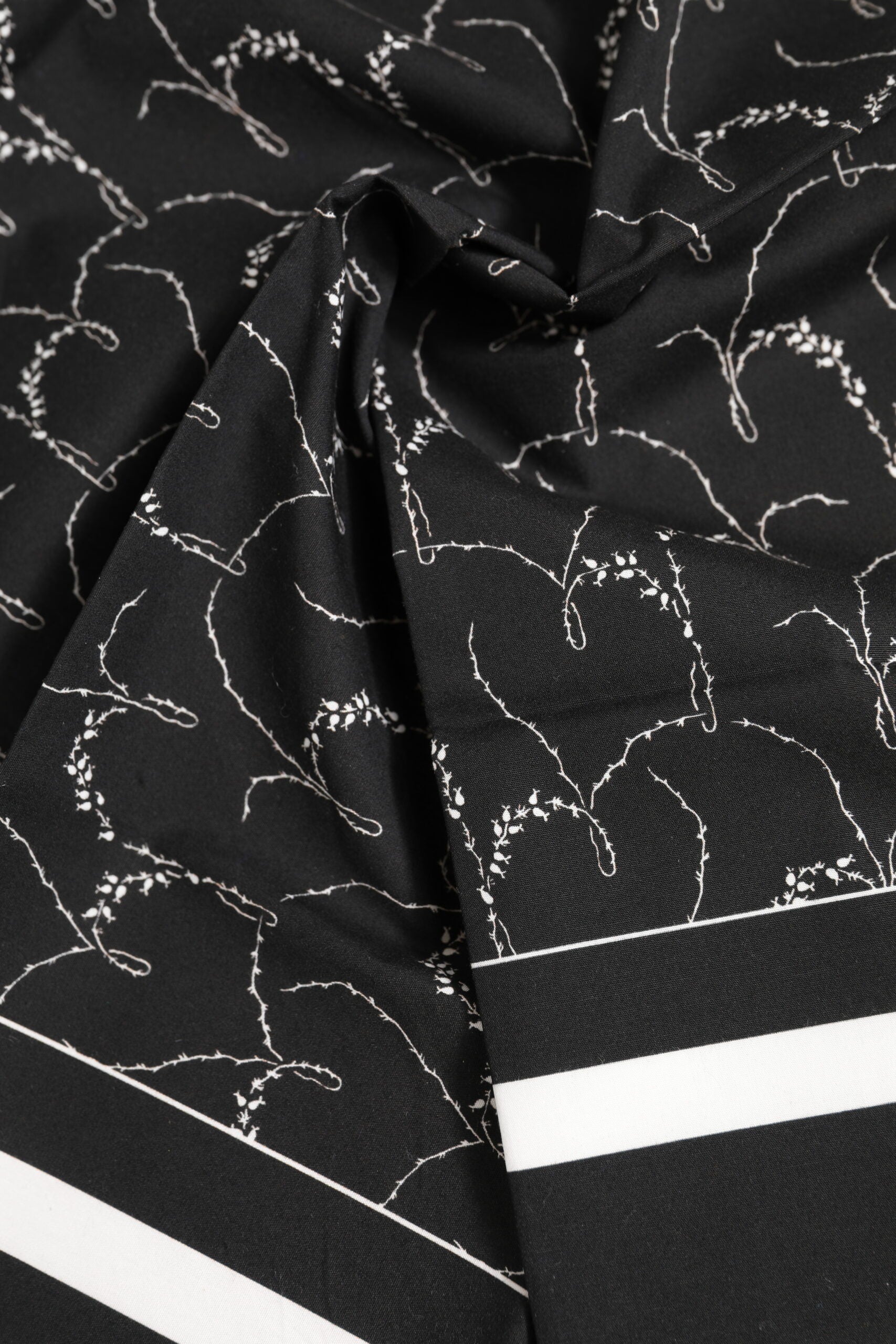 Dolce &amp; Gabbana Schwarz-Weiß bedruckter quadratischer Foulard-Schal für Herren